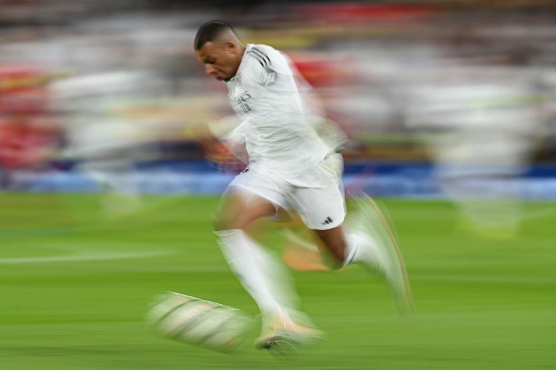 El delantero francés del Real Madrid Kylian Mbappé corre con el balón durante el partido de fútbol de la Liga de Campeones de la UEFA entre Liverpool y Real Madrid. AFP