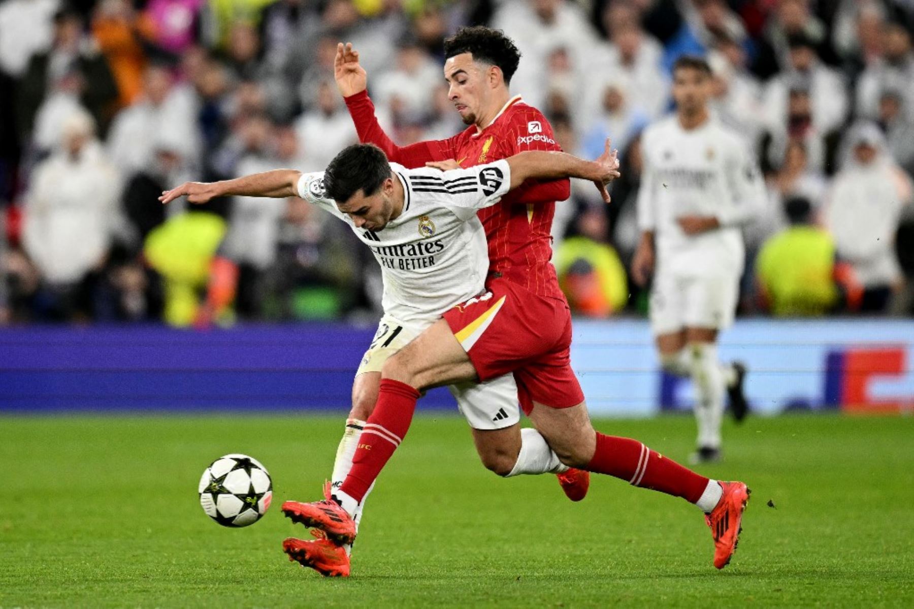 El delantero marroquí del Real Madrid  Brahim Diaz y el centrocampista inglés del Liverpool  Curtis Jones disputan el balón durante el partido de fútbol de la Liga de Campeones de la UEFA entre Liverpool y Real Madrid. AFP