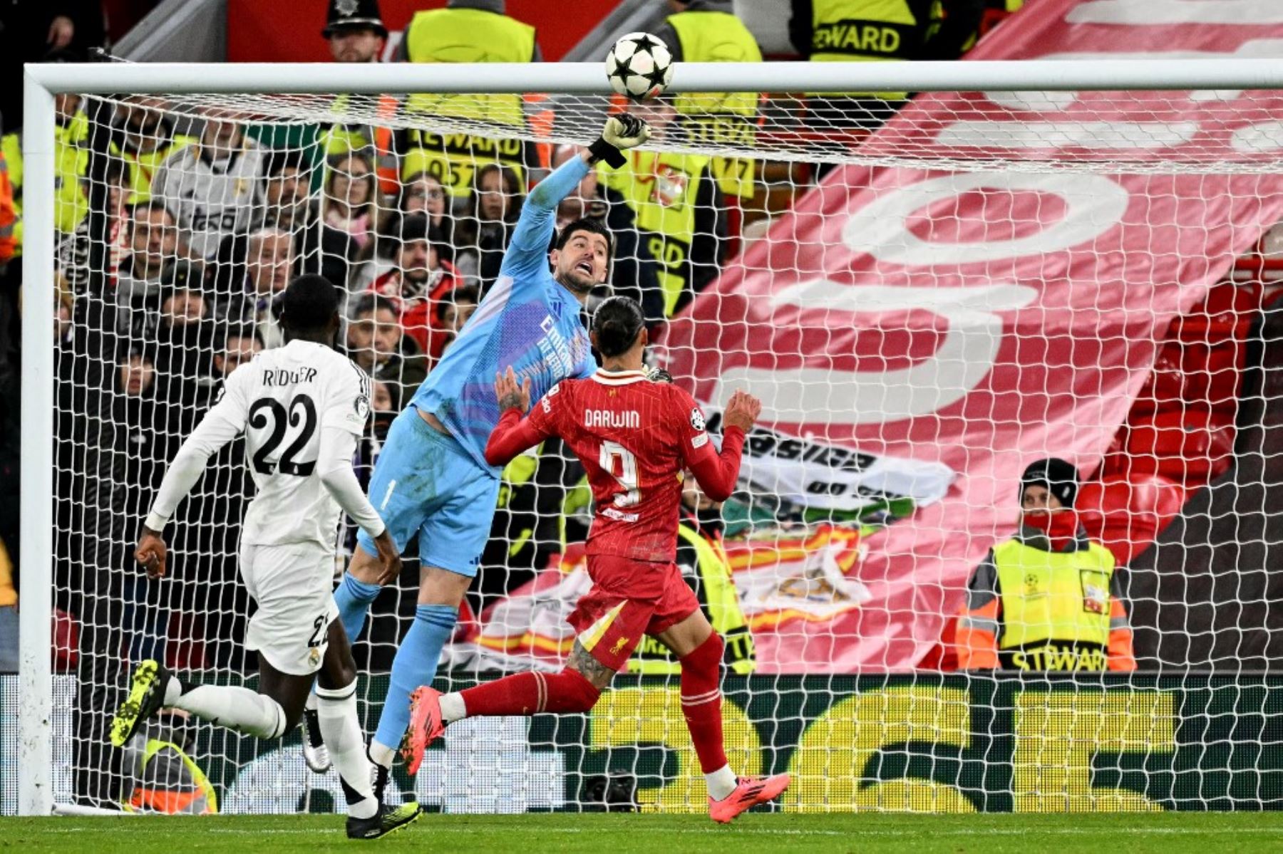 El portero belga  del Real Madrid, Thibaut Courtois, golpea el balón durante el partido de fútbol de la Liga de Campeones de la UEFA entre Liverpool y Real Madrid.. AFP