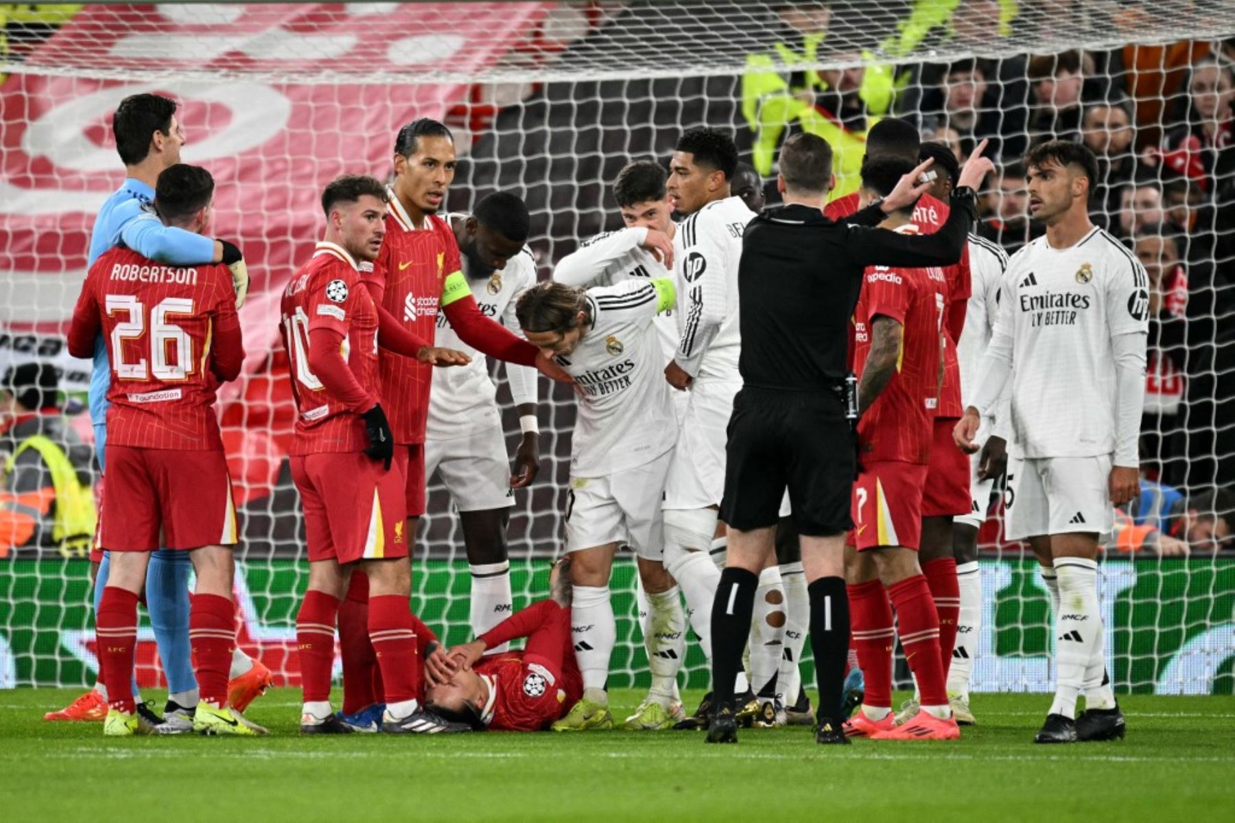 El delantero uruguayo del Liverpool Darwin Núñez sostiene su rostro mientras yacía en el suelo después de un incidente con el defensor español del Real Madrid Raúl Asencio  durante el partido de fútbol de la Liga de Campeones de la UEFA entre Liverpool y Real Madrid. AFP