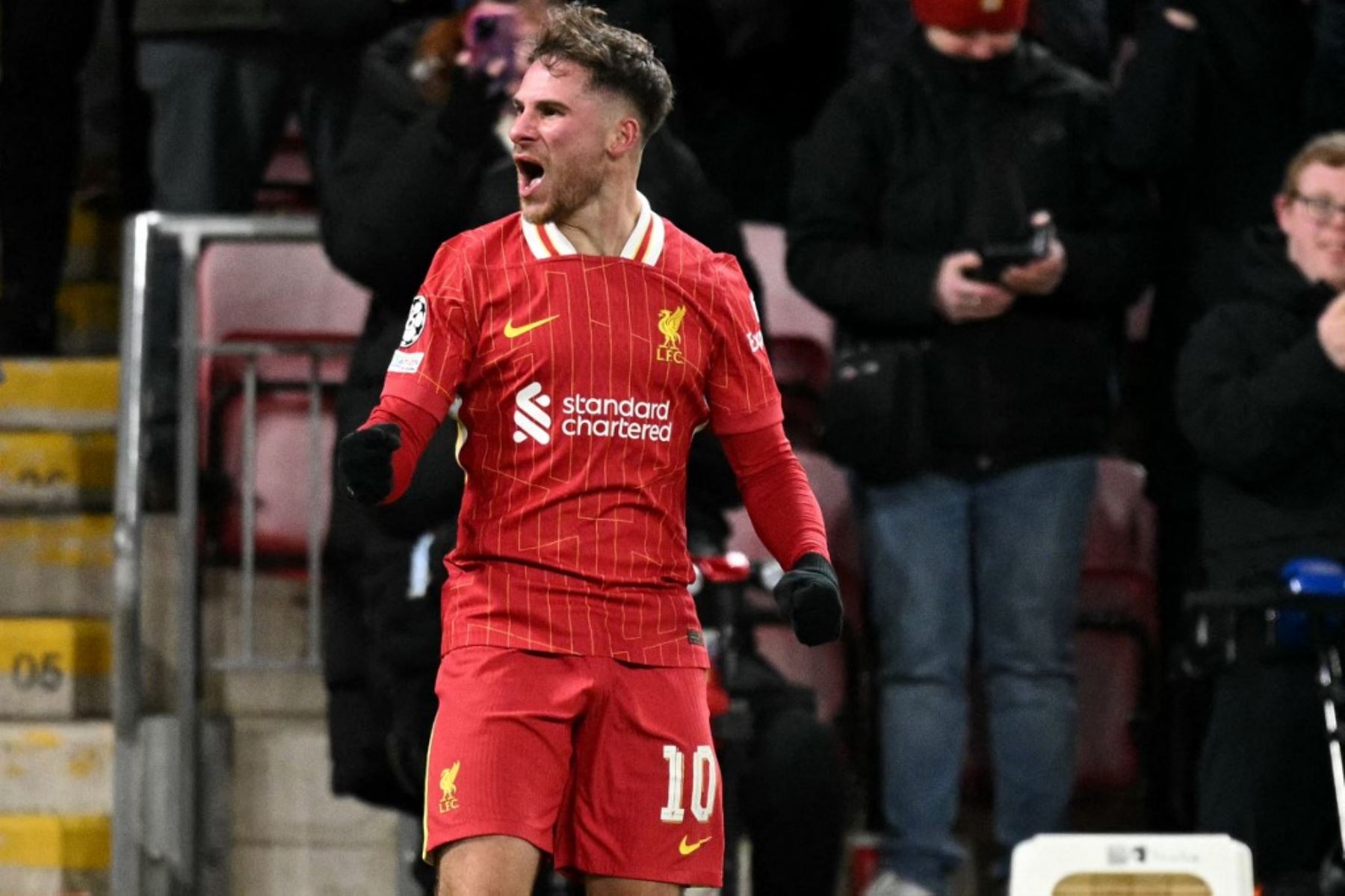 El centrocampista argentino del Liverpool Alexis Mac Allister celebra marcar el primer gol del equipo durante el partido de fútbol de la Liga de Campeones de la UEFA entre Liverpool y Real Madrid. AFP