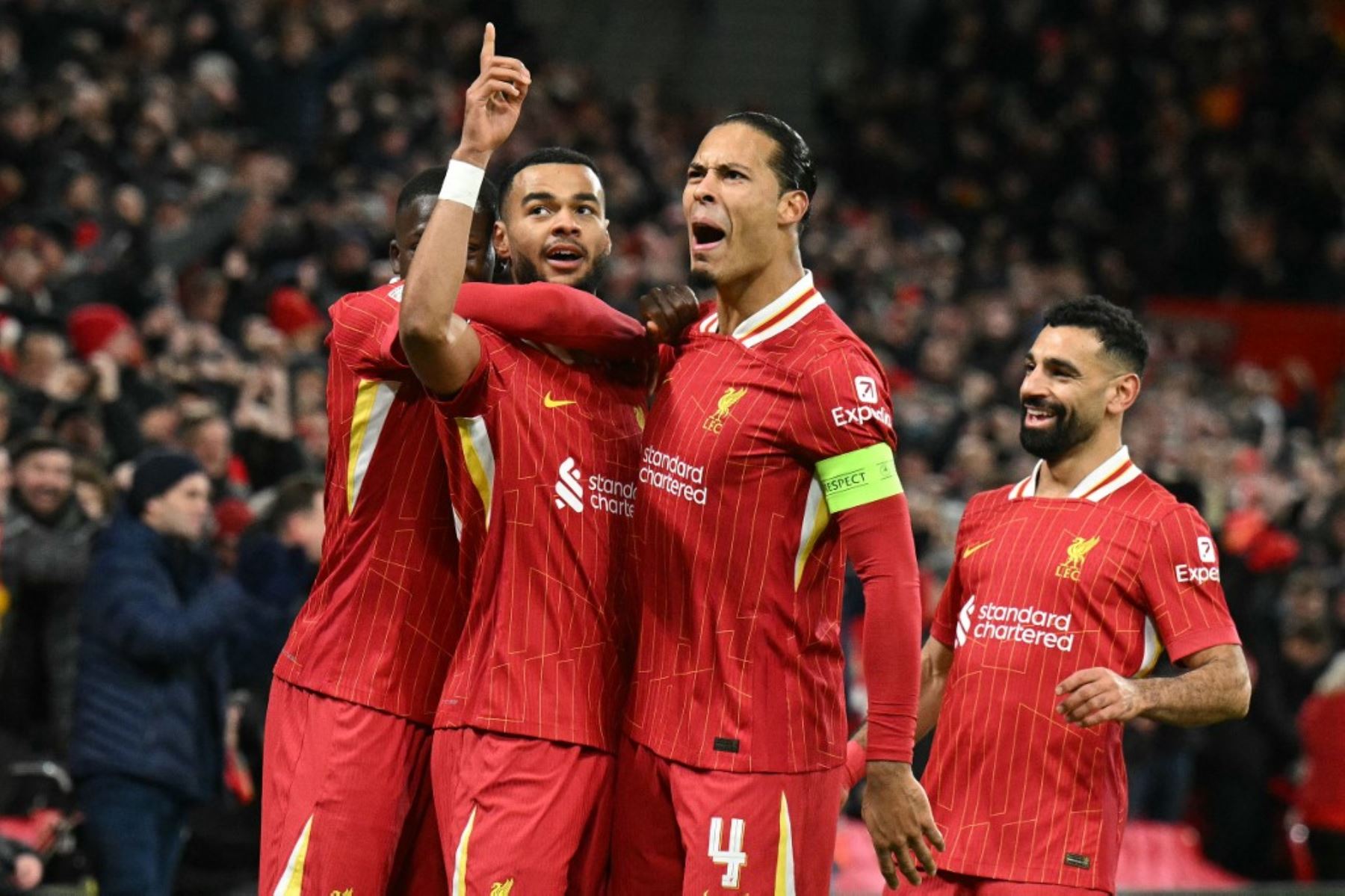 El delantero holandés del Liverpool, Cody Gakpo, celebra el segundo gol de su equipo con el defensor holandés del Liverpool, Virgil van Dijk, durante el partido de fútbol de la UEFA Champions League entre el Liverpool y el Real Madrid en Anfield en Liverpool, Inglaterra, el 27 de noviembre de 2024. Foto: AFP