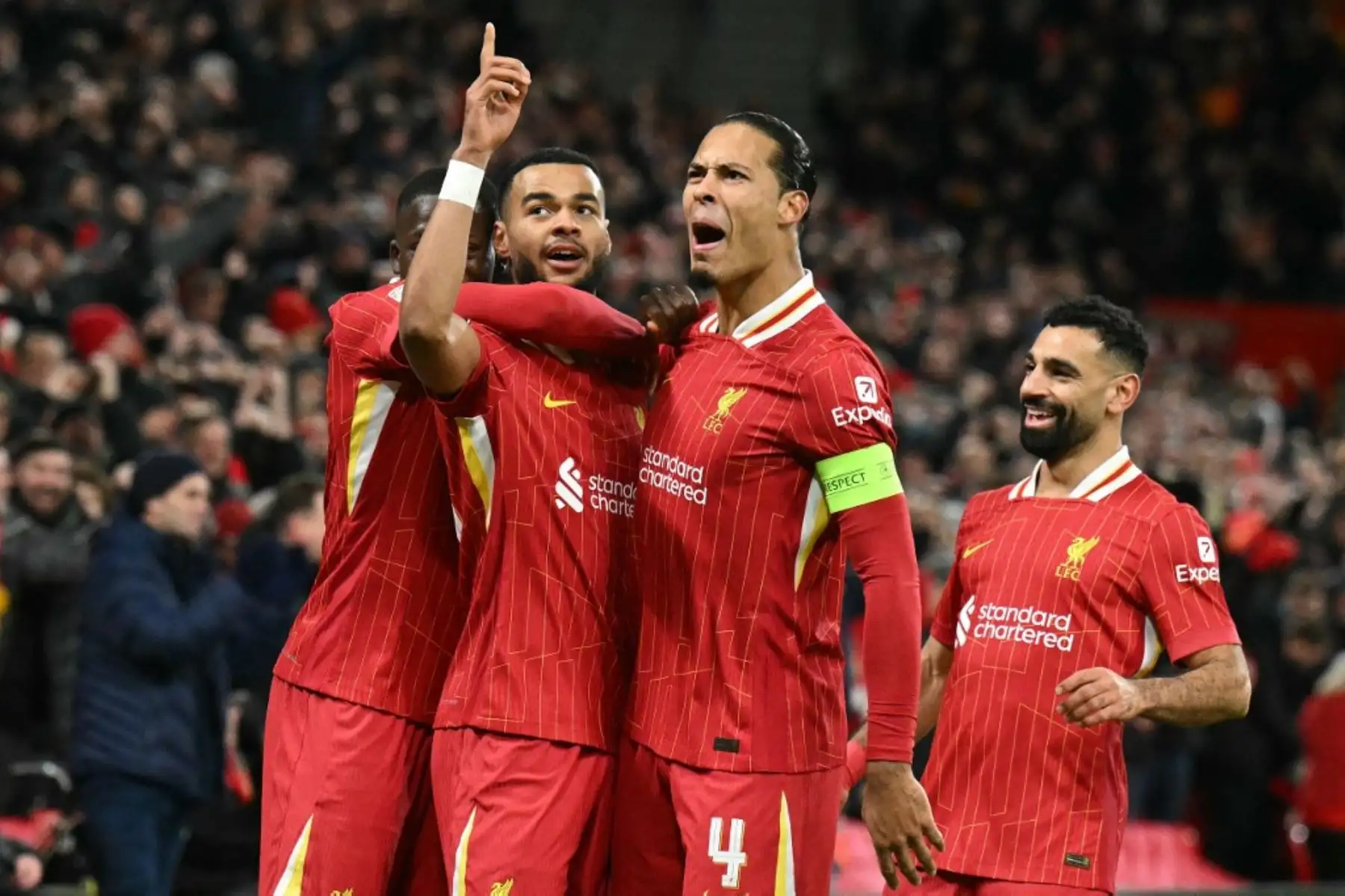 El delantero holandés del Liverpool, Cody Gakpo, celebra el segundo gol de su equipo con el defensor holandés del Liverpool, Virgil van Dijk, durante el partido de fútbol de la UEFA Champions League entre el Liverpool y el Real Madrid en Anfield en Liverpool, Inglaterra, el 27 de noviembre de 2024. Foto: AFP