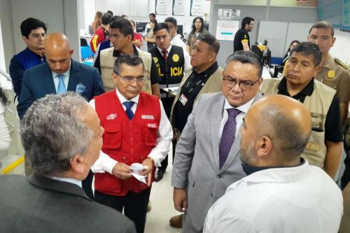 El ministro del Interior, Juan José Santiváñez, llega a la clínica Vdesalio, en San Borja, para visitar al policía herido en un frustrado asalto. Foto: ANDINA/Difusión.