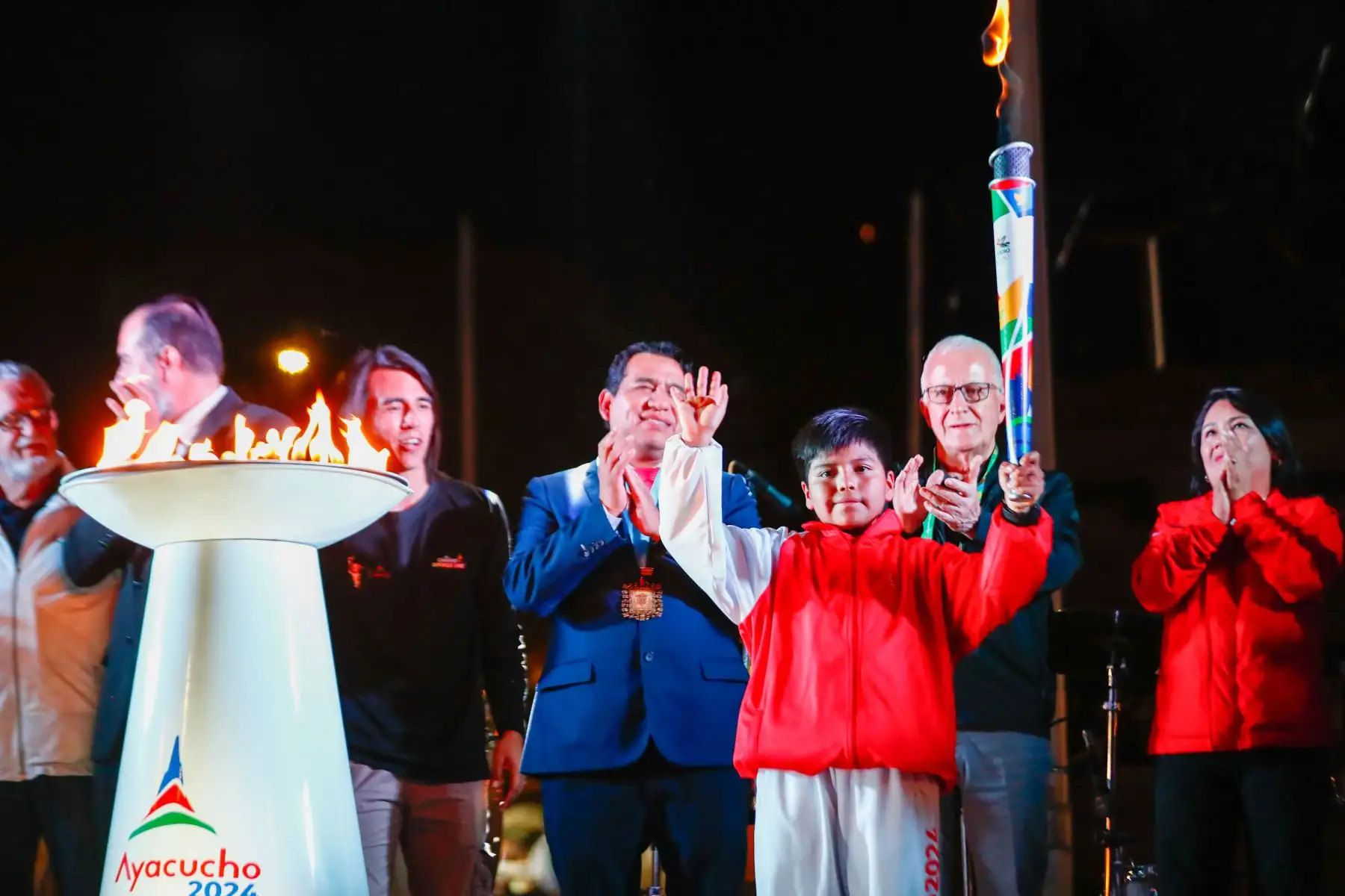 Desde la Plaza de Armas de Ayacucho, se realizó la ceremonia oficial de encendido de la antorcha olímpica de los Juegos Bolivarianos Bicentenario Ayacucho 2024, que se inauguran el jueves 28 de noviembre y culminan el 8 de diciembre. Foto: ANDINA/Daniel Bracamonte