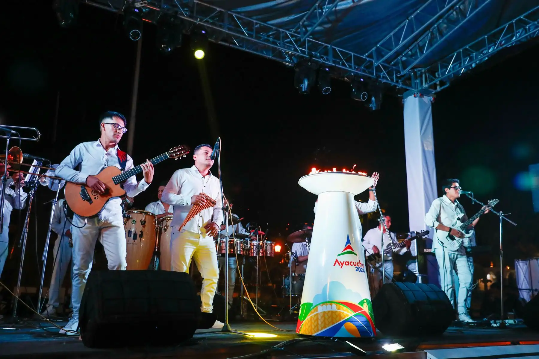 Desde la Plaza de Armas de Ayacucho, se realizó la ceremonia oficial de encendido de la antorcha olímpica de los Juegos Bolivarianos Bicentenario Ayacucho 2024, que se inauguran el jueves 28 de noviembre y culminan el 8 de diciembre. Foto: ANDINA/Daniel Bracamonte