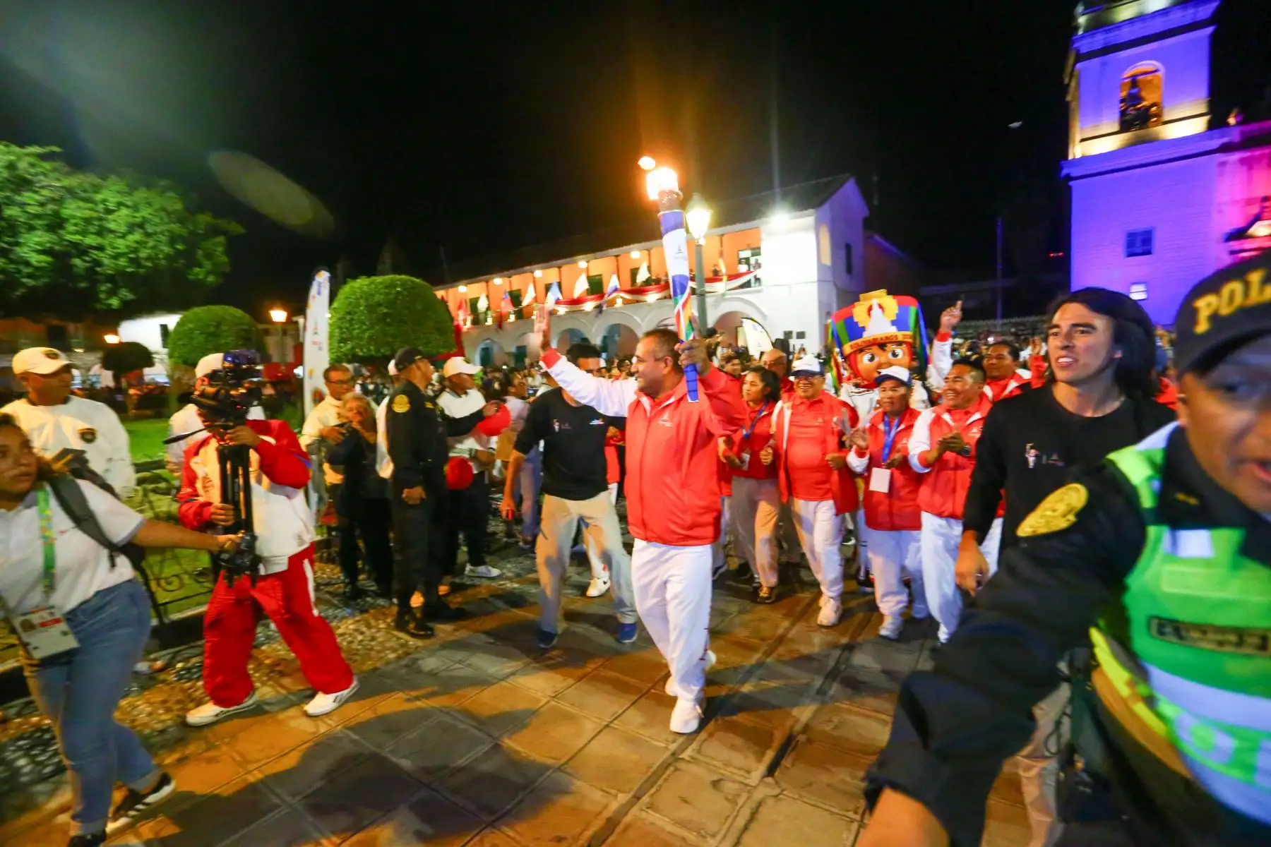 Desde la Plaza de Armas de Ayacucho, se realizó la ceremonia oficial de encendido de la antorcha olímpica de los Juegos Bolivarianos Bicentenario Ayacucho 2024, que se inauguran el jueves 28 de noviembre y culminan el 8 de diciembre. Foto: ANDINA/Eddy Ramos