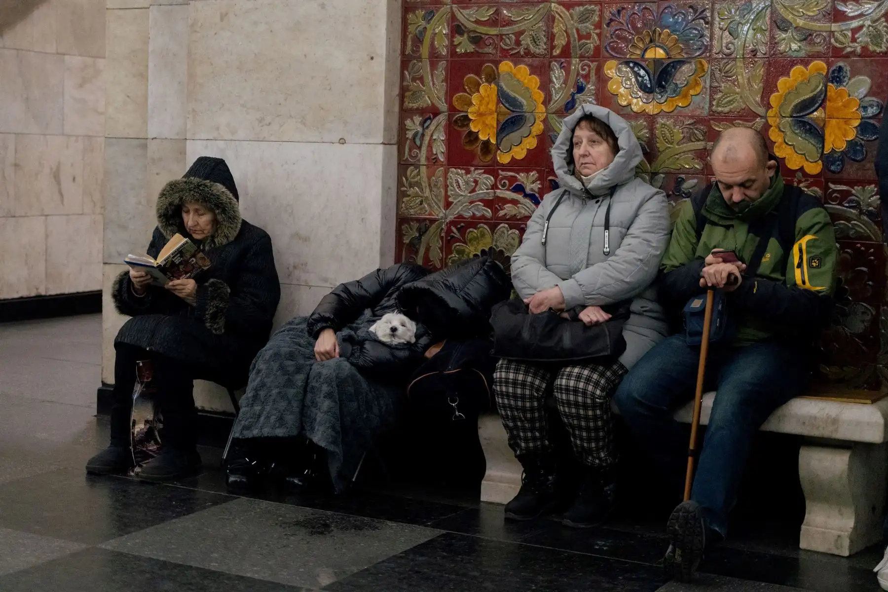 Los residentes locales se refugian en una estación de metro durante una alarma de ataque aéreo en Kiev, el 28 de noviembre de 2024, en medio de la invasión rusa de Ucrania. Foto: AFP