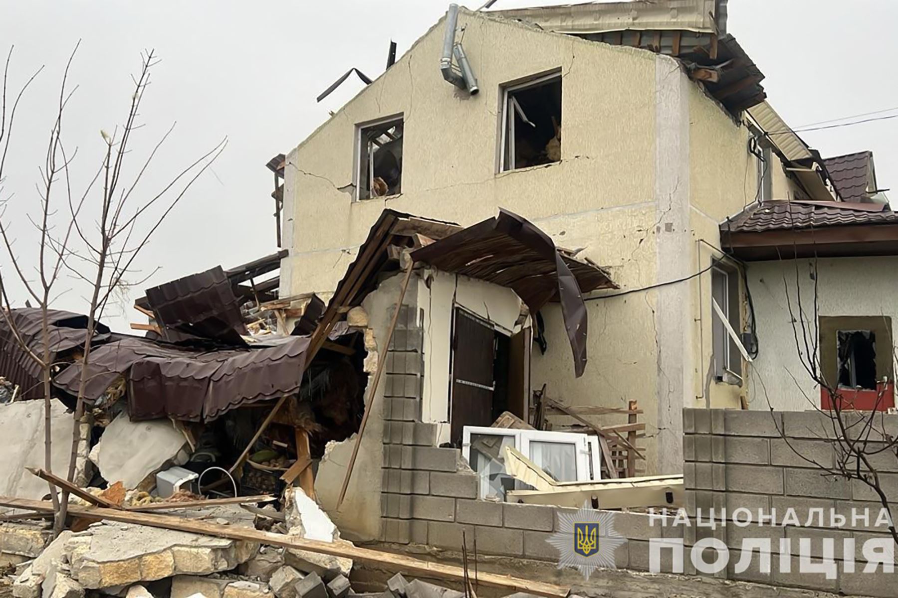 Muestra una casa dañada tras un ataque con misiles en un lugar no revelado en la región de Odesa, en medio de la invasión rusa de Ucrania. AFP