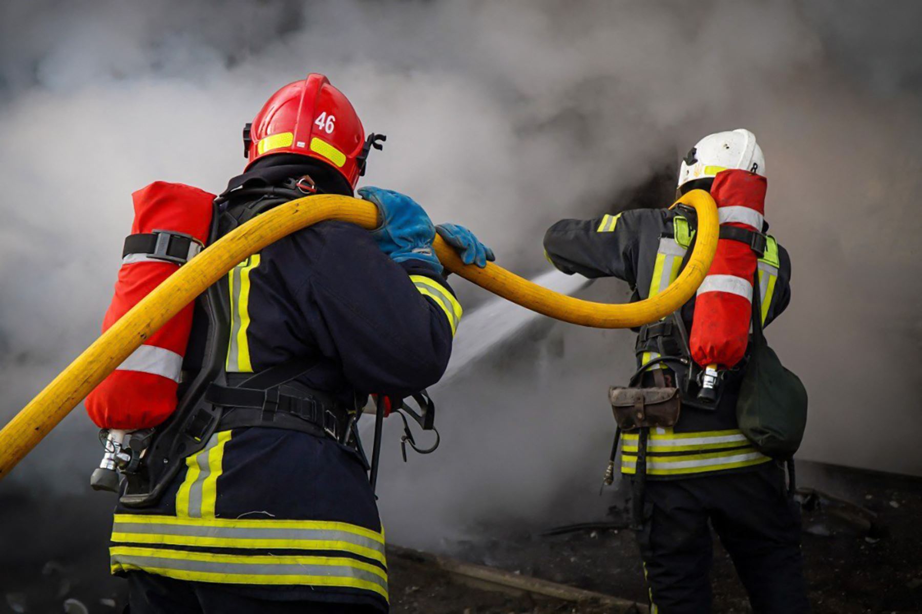 Los rescatistas ucranianos trabajan para extinguir un incendio tras un ataque con misiles en un lugar no revelado en la región de Lviv, en medio de la invasión rusa de Ucrania. AFP