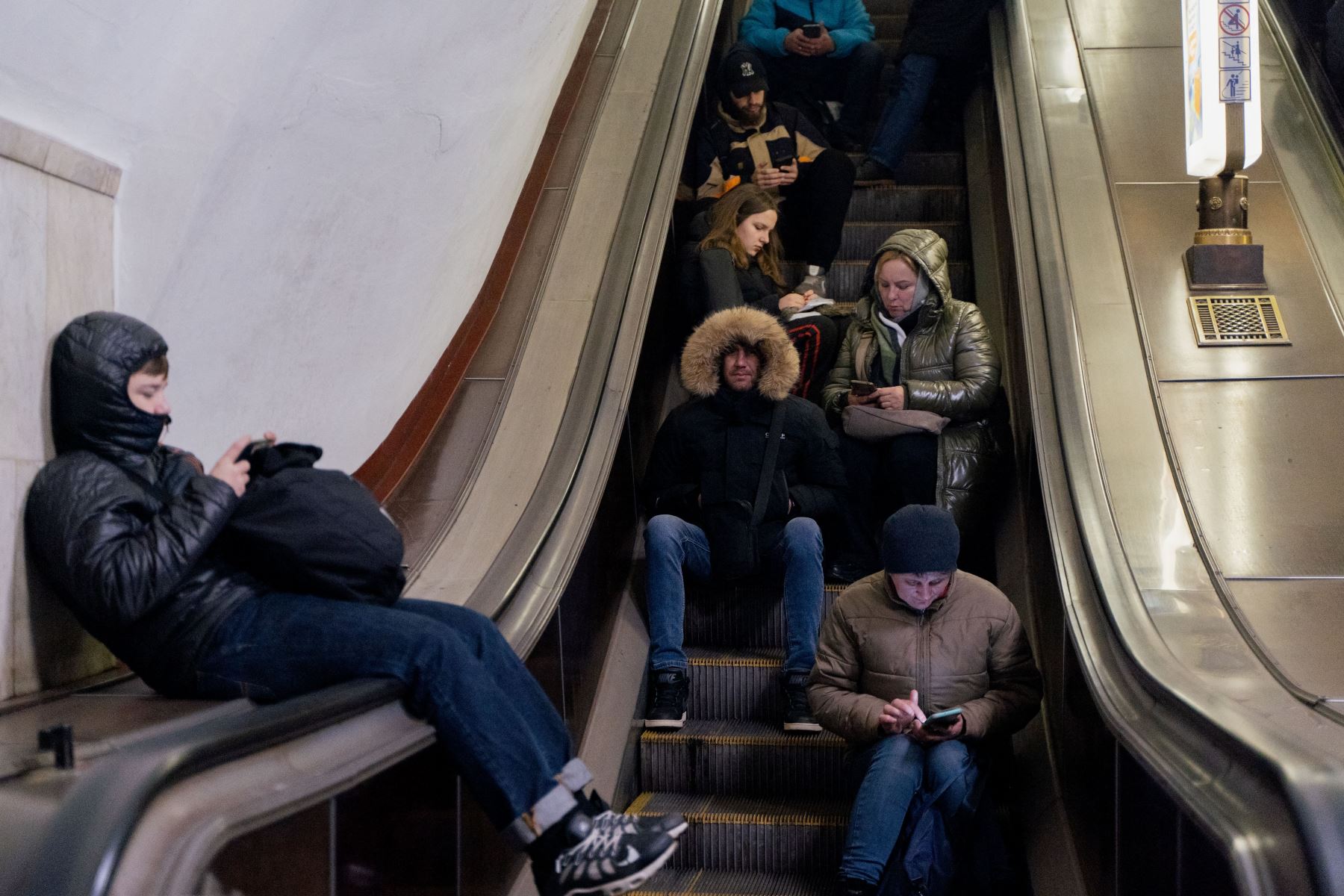 Los residentes locales se refugian en una estación de metro durante una alarma de ataque aéreo en Kiev, el 28 de noviembre de 2024, en medio de la invasión rusa de Ucrania. AFP