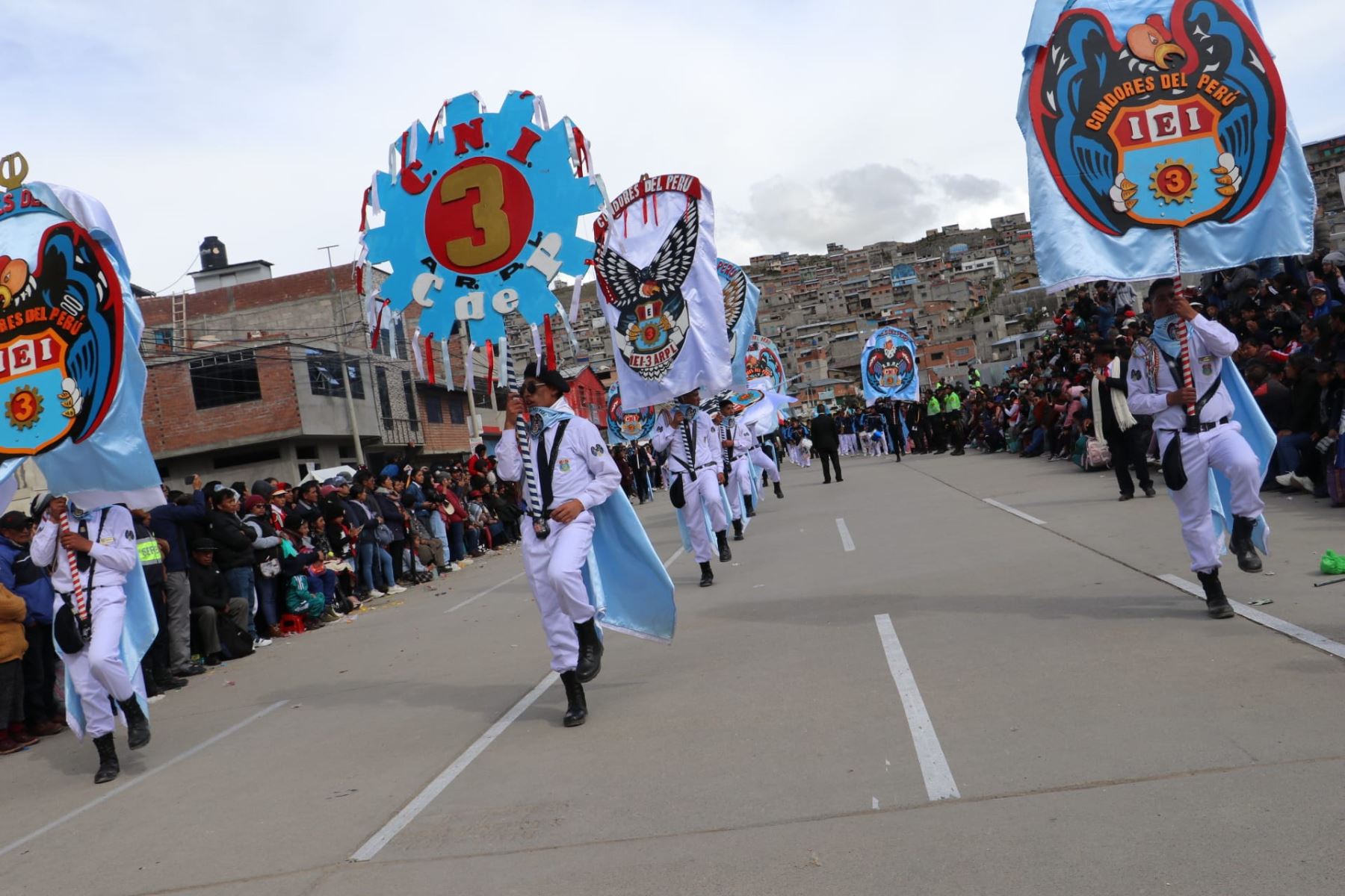 Diversas comparsas participaron del desfile en homenaje por el 80 aniversario de la ciudad de Cerro de Pasco. Foto: ANDINA/difusión.