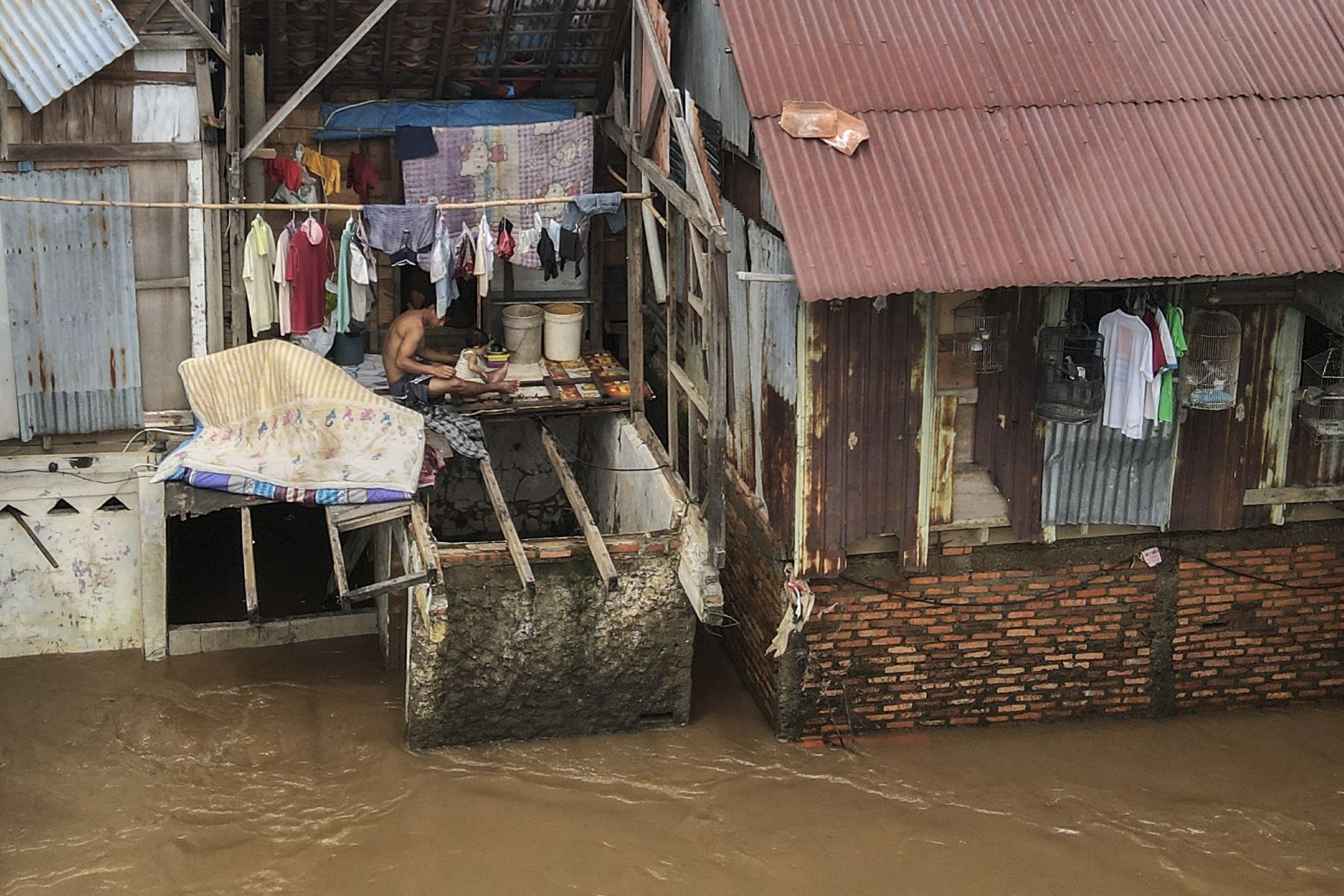 Esta imagen muestra una vista aérea de las inundaciones resultantes del desbordamiento de un río después de fuertes lluvias en Yakarta. Foto: AFP