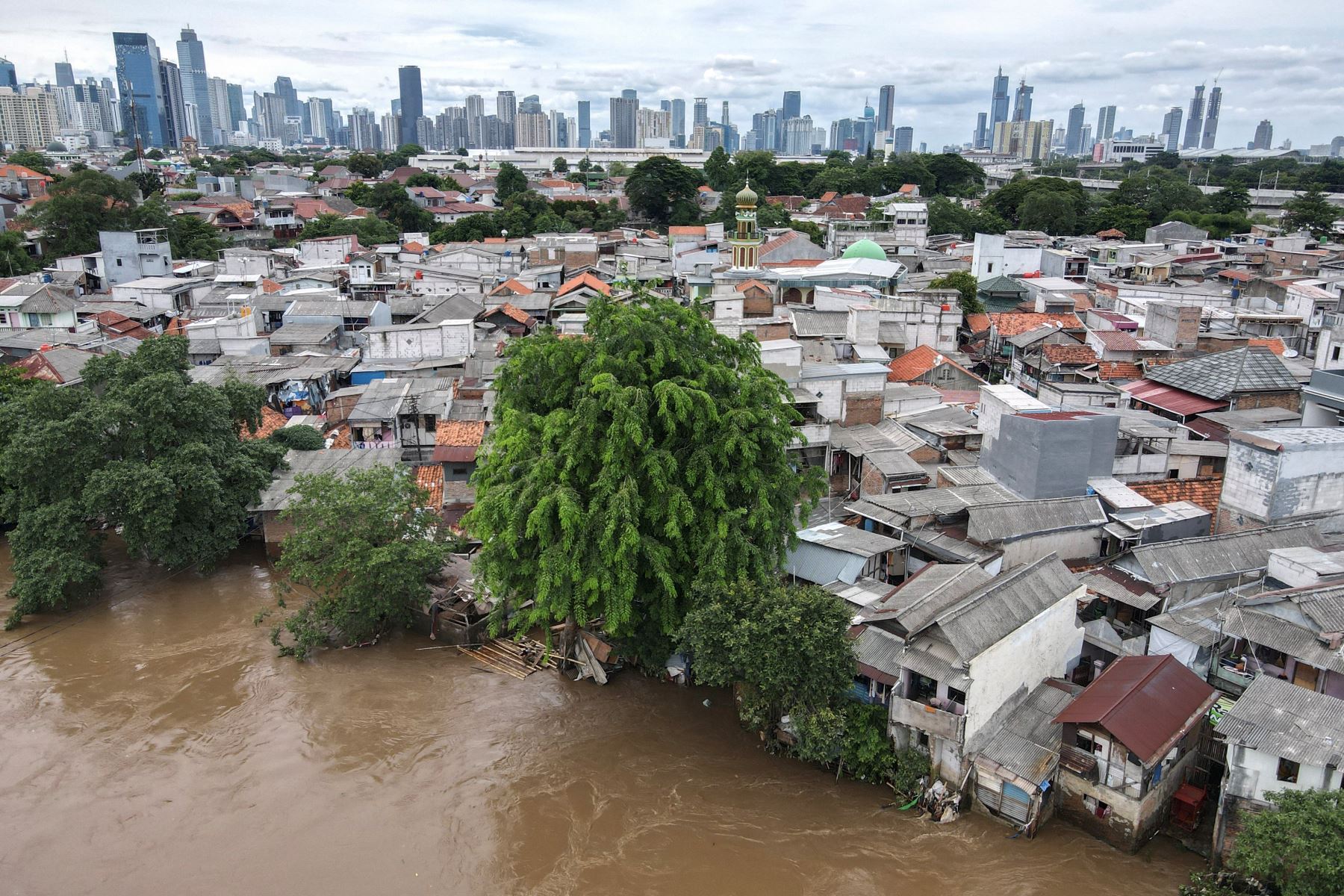 Esta imagen muestra una vista aérea de las inundaciones resultantes del desbordamiento de un río después de fuertes lluvias en Yakarta. AFP