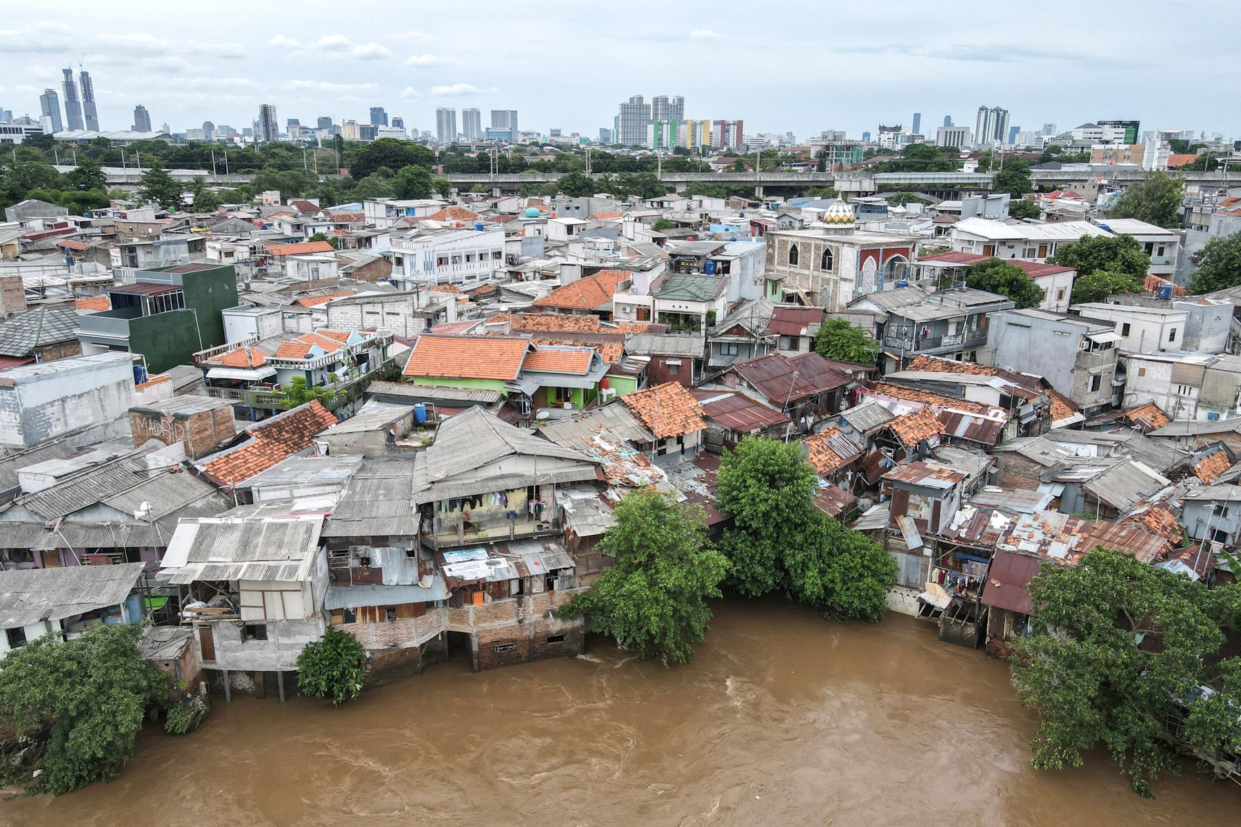 Esta imagen muestra una vista aérea de las inundaciones resultantes del desbordamiento de un río después de fuertes lluvias en Yakarta. AFP