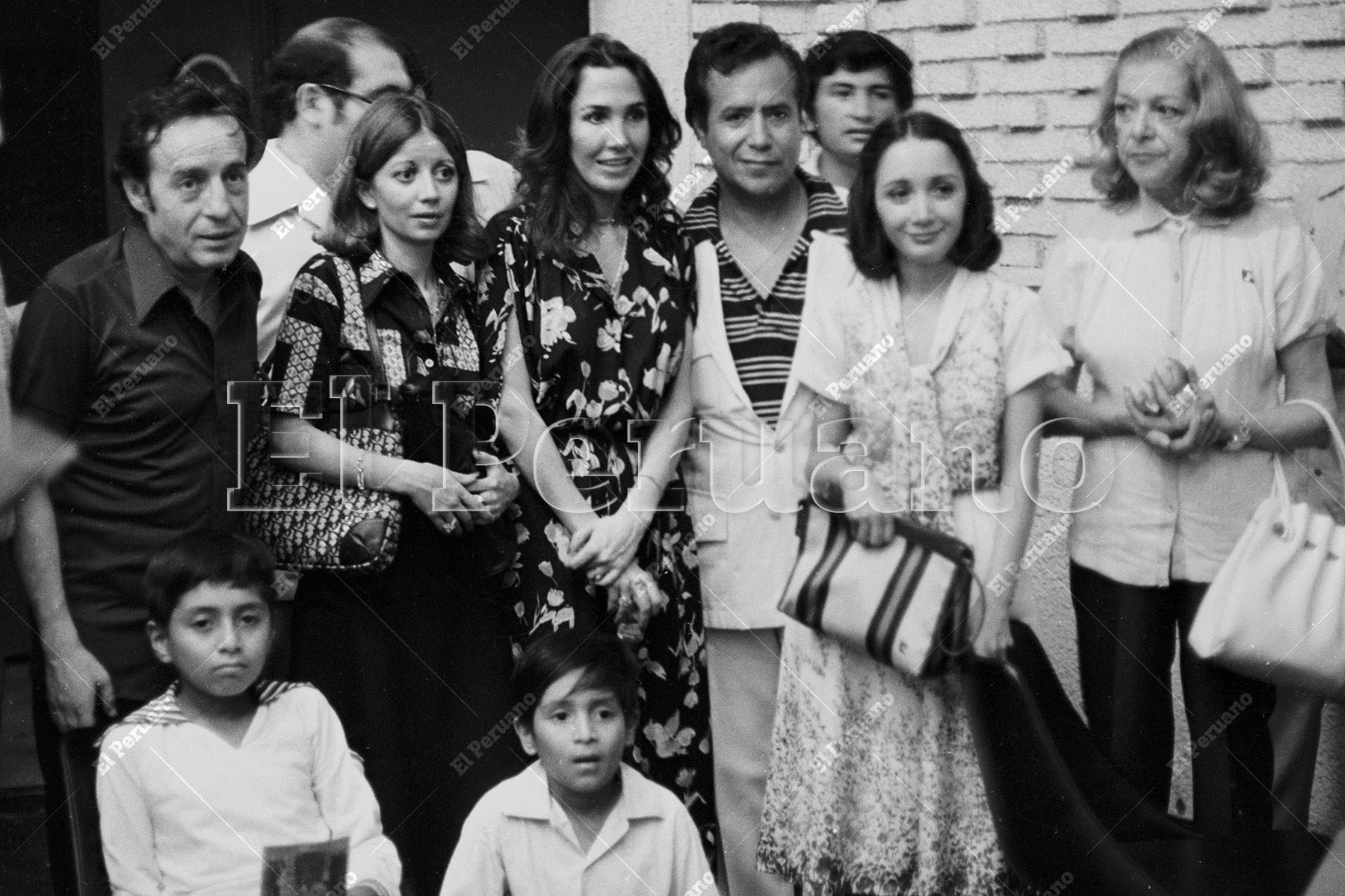 Lima - 30 marzo 1979 / Los actores Roberto Gómez Bolaños "Chespirito", Florinda Meza, María Antonieta de las Nievas y Angelines Fernández posan con un grupo de fans peruanos luego de una conferencia de prensa. El elenco de la serie de televisión "El Chavo del 8" visita el Perú. Foto: Archivo Histórico de El Peruano / Rómulo Luján