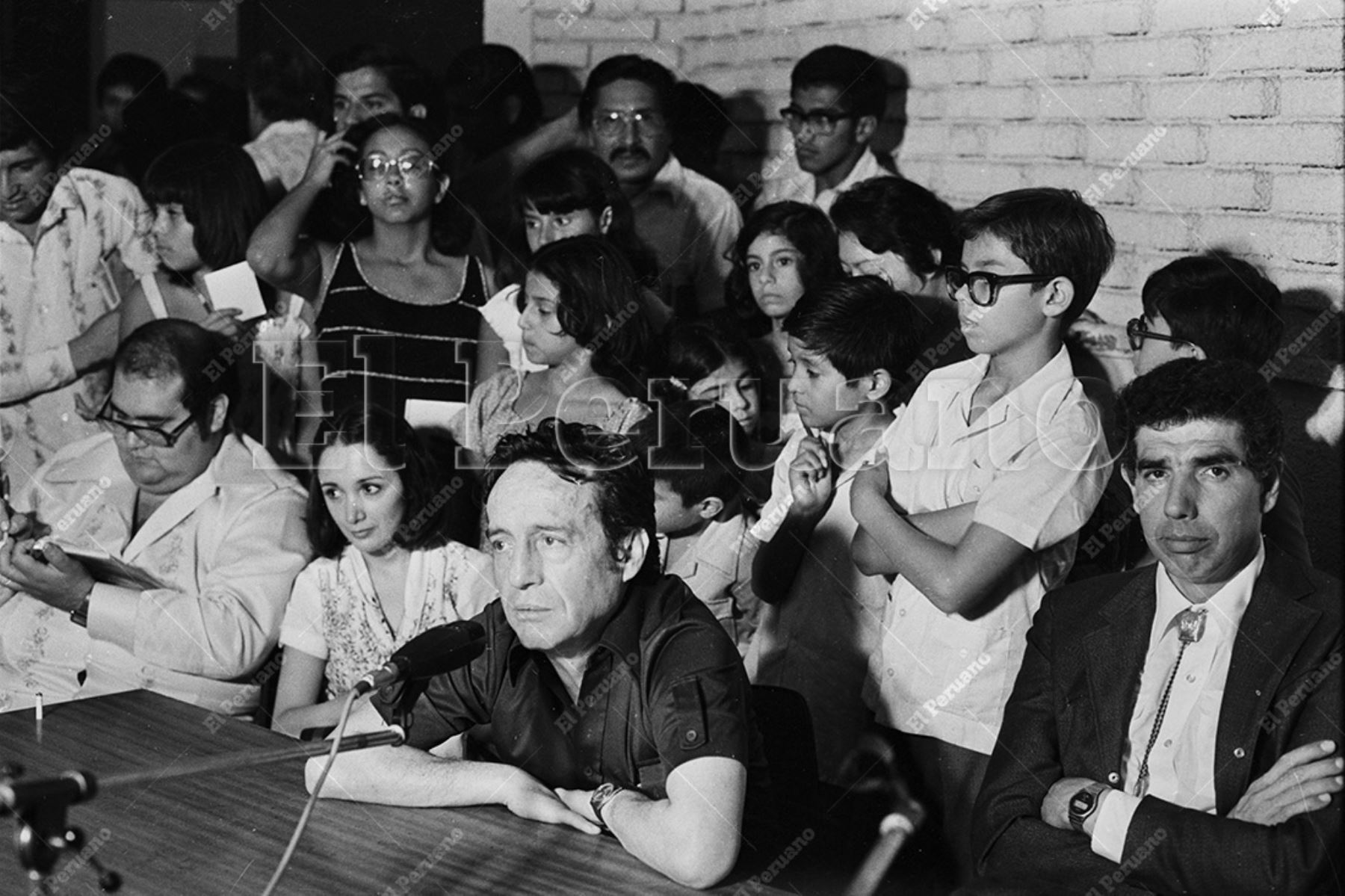 Lima - 30 marzo 1979 / El actor Roberto Gómez Bolaños "Chespirito" en una conferencia de prensa del elenco de la serie de televisión "El Chavo del 8" que visita el Perú. Foto: Archivo Histórico de El Peruano / Rómulo Luján