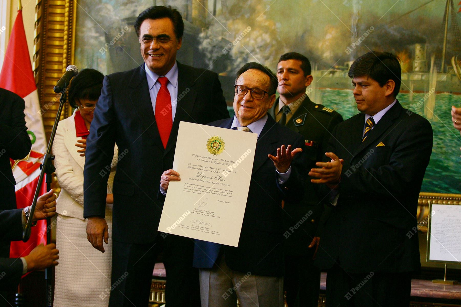 Lima - 4 julio 2008 / Roberto Gómez Bolaños "Chespirito" recibe el Diploma de Honor del Congreso de la República. El actor que dio vida al "Chavo del 8" presentará una obra teatral en Lima. Foto: Diario Oficial El Peruano / Víctor Palomino