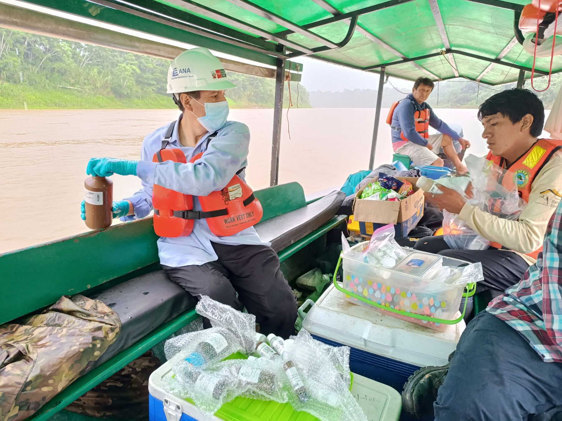 Especialistas de la Autoridad Nacional del Agua y del Sernanp realizaron un monitoreo a la calidad del agua en las áreas naturales protegidas ubicadas en la región Madre de Dios. ANDINA/Difusión