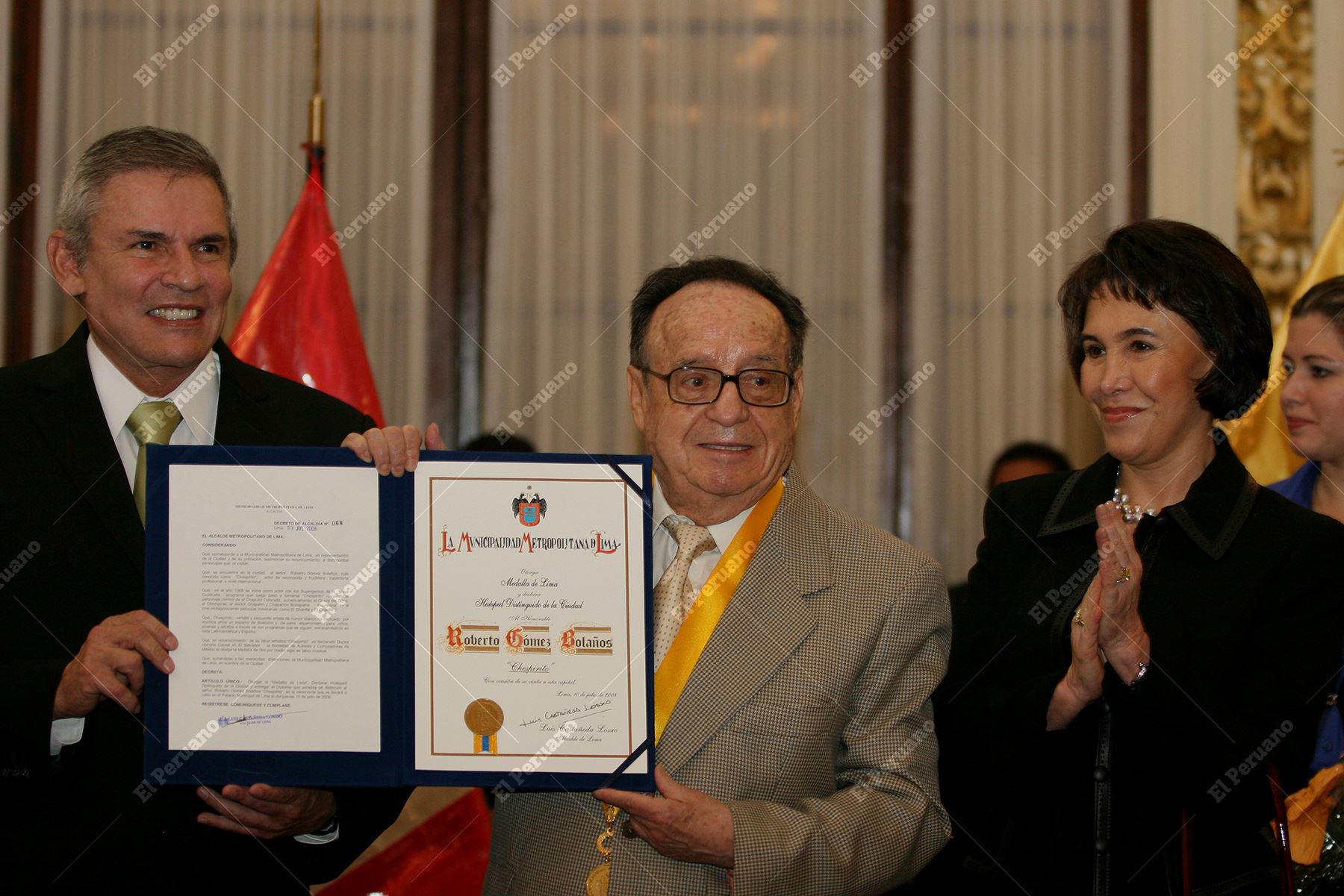 Lima - 10 julio 2008 / Roberto Gómez Bolaños "Chespirito" fue condecorado con la Medalla de Lima y declarado Huésped Ilustre de la Ciudad. Foto: Diario Oficial El Peruano / Víctor Palomino