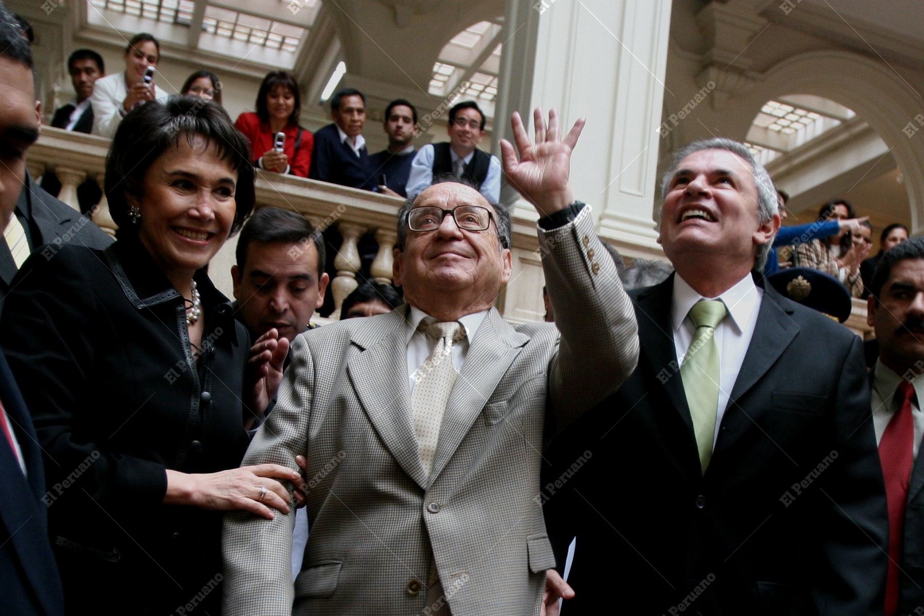 Lima - 10 julio 2008 / El actor Roberto Gómez Bolaños aclamado a su ingreso al palacio municipal de Lima donde fue declarado Huésped Ilustre de la Ciudad. Foto: Diario Oficial El Peruano / Víctor Palomino