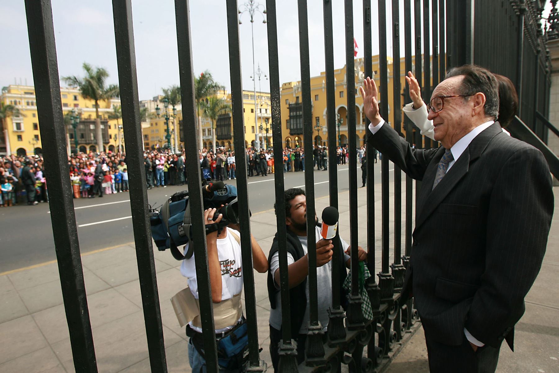 Lima - 16 julio 2008 / El actor mexicano Roberto Gómez Bolaños "Chespirito" saluda a sus seguidores desde Palacio de Gobierno donde se reunió con el presidente de la república. Foto: Presidencia Perú