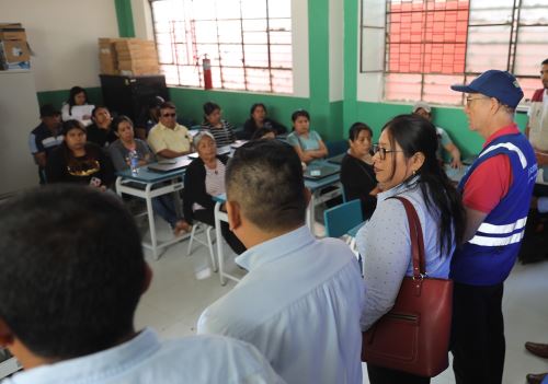 Durante una visita de trabajo en Piura, el superintendente de la Sutran, Abel Alvarado, se reunió con los familiares de las víctimas del trágico accidente en la provincia de Moyobamba, San Martín, y que costó la vida de 12 personas. ANDINA/Difusión