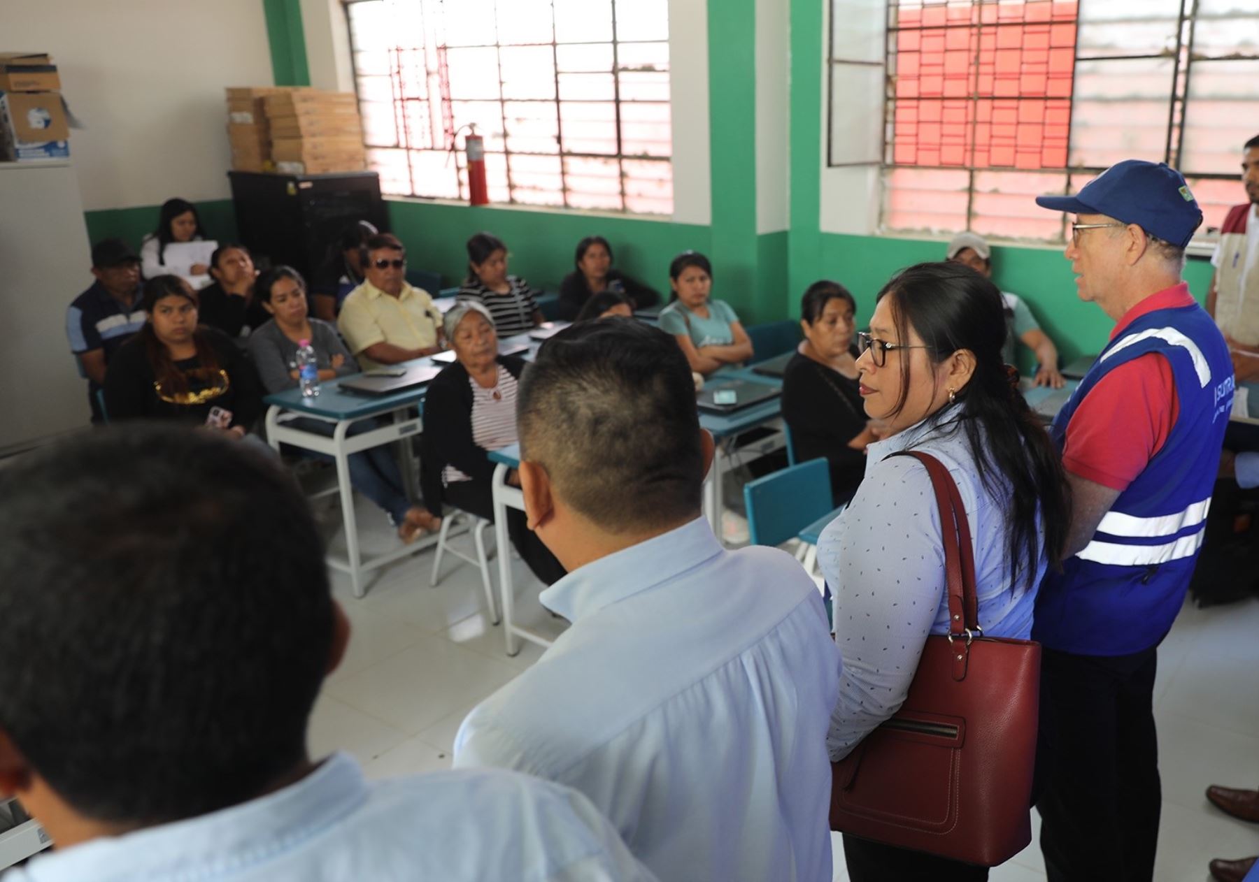 Durante una visita de trabajo en Piura, el superintendente de la Sutran, Abel Alvarado, se reunió con los familiares de las víctimas del trágico accidente en la provincia de Moyobamba, San Martín, y que costó la vida de 12 personas. Foto: ANDINA/difusión.