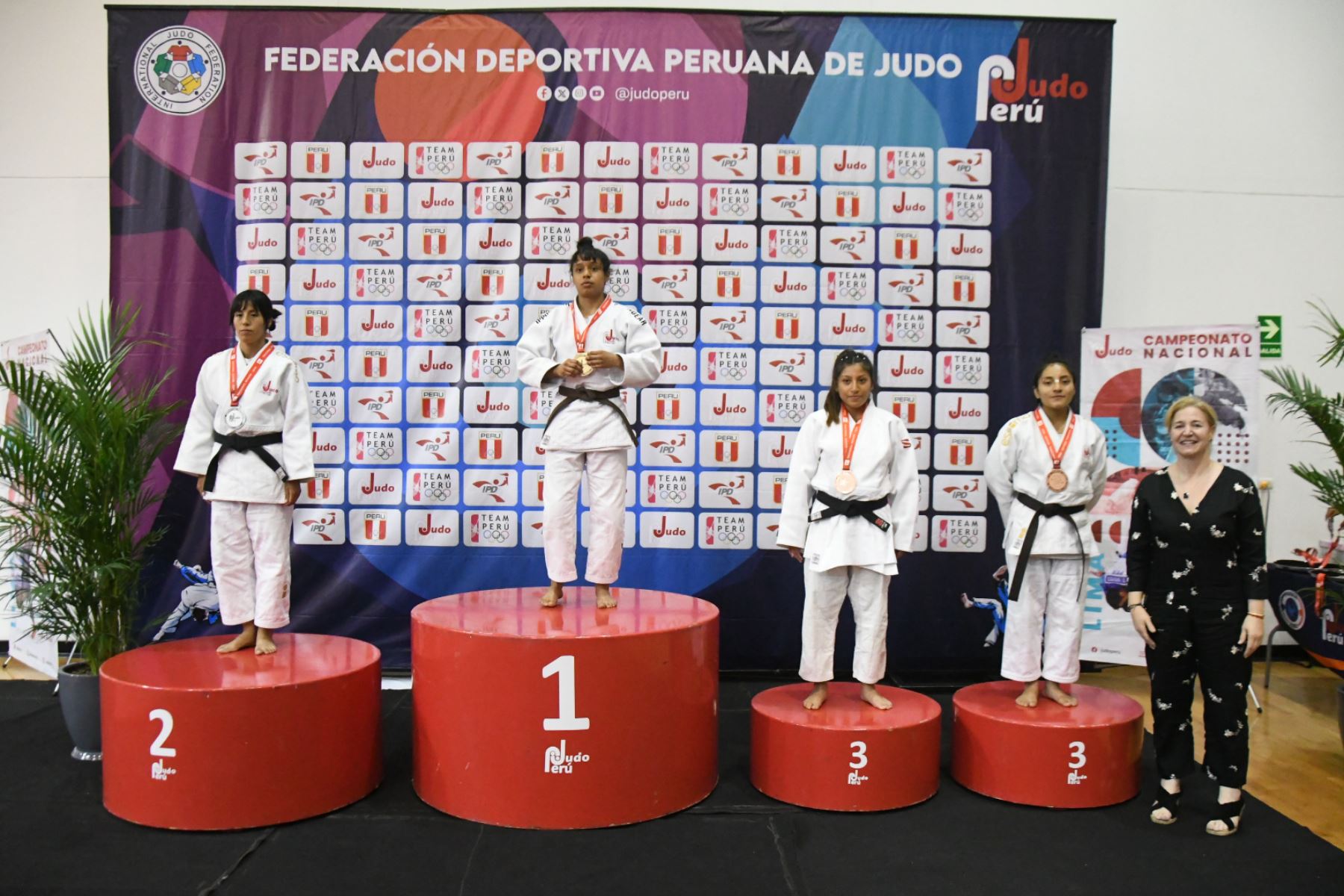 presidenta de la Federación Deportiva Peruana de Judo., María Martínez, premió a los campeones