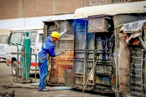 ATU inició el chatarreo de 100 vehículos ilegales de entre 21 y 39 años de antigüedad . Foto: ANDINA/Difusión.