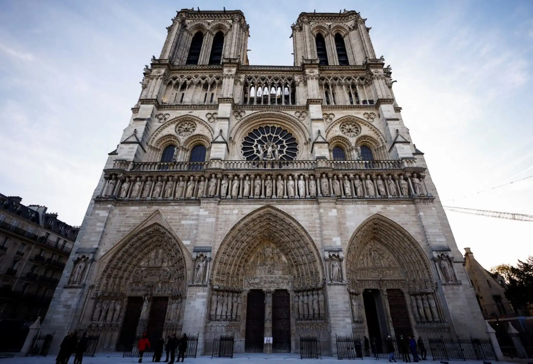 La catedral de Notre Dame de París desvela este viernes su nuevo "resplendor" al mundo, cinco años después de un devastador incendio, durante una visita del presidente francés, Emmanuel Macron, ocho días antes de su reapertura. Foto: AFP