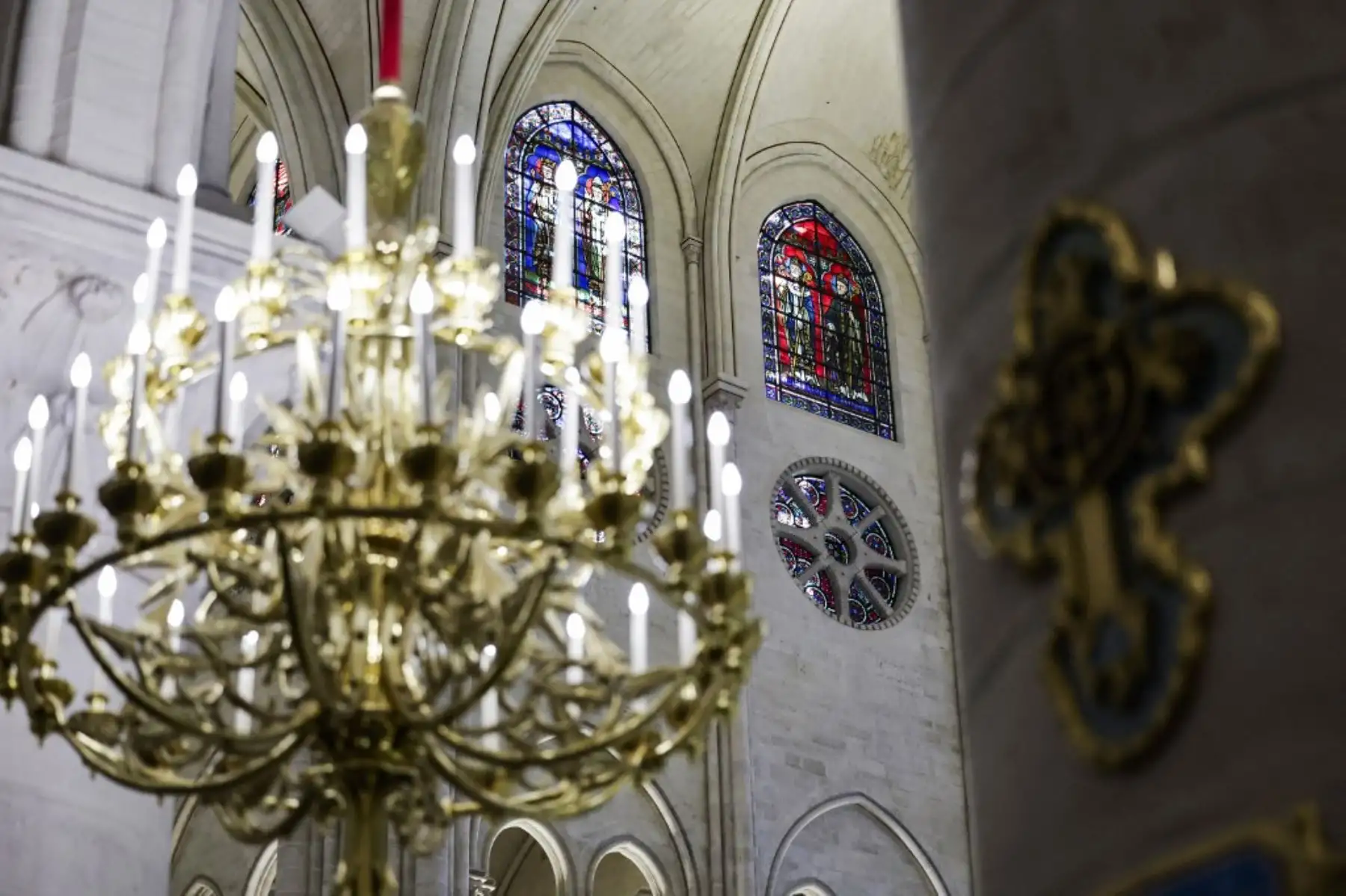 Las llamas arrasaron el tejado y el armazón de la catedral, uno de los monumentos más visitados de Europa. Su icónica aguja, construida por Viollet-le-Duc en el siglo XIX, se derrumbó y se reconstruyó de forma idéntica. Foto: AFP