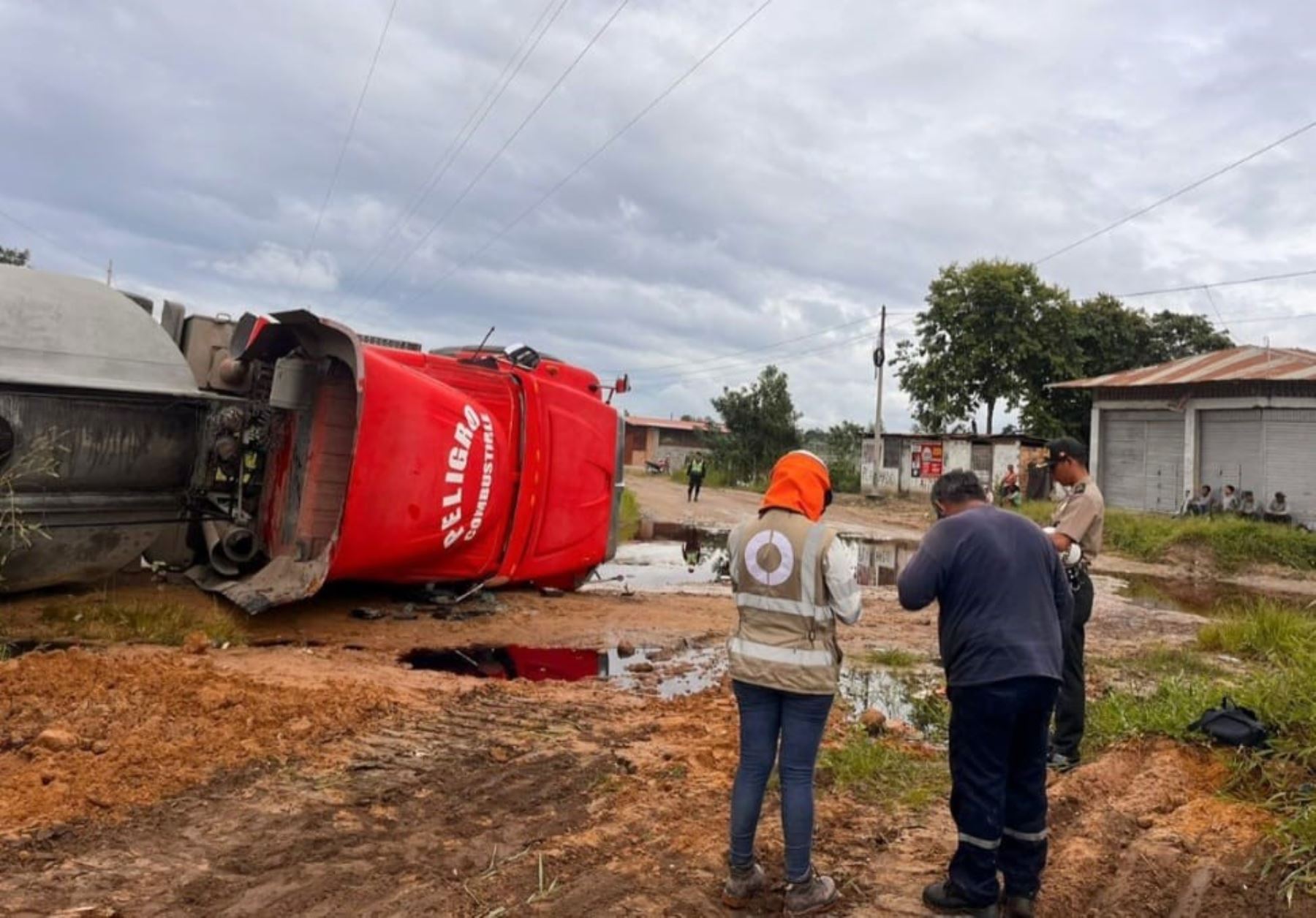 Especialistas del OEFA supervisan la emergencia ambiental reportada en la región San Martín por el derrame de combustible a causa del vuelco de un camión cisterna en la carretera Fernando Belaúnde,  en la provincia de Moyobamba. ANDINA/Difusión