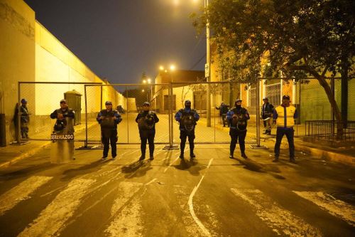 La restricción busca cautelar la vida y la salud de las personas, debido a que en los últimos días ambos emporios comerciales estaban abarrotados de ambulantes, señaló vocera municipal. Foto: ANDINA/difusión.