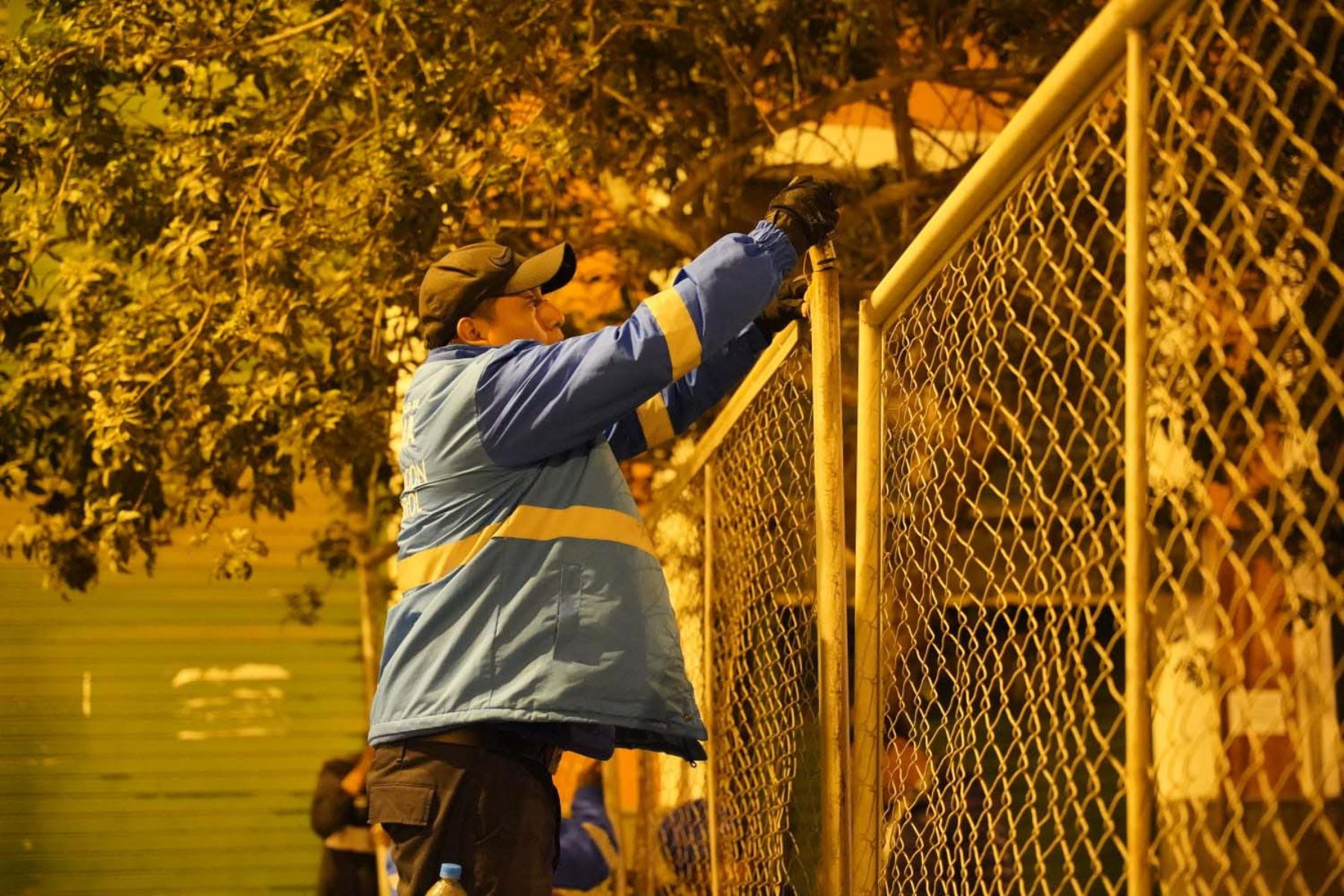 La restricción busca cautelar la vida y la salud de las personas, debido a que en los últimos días ambos emporios comerciales estaban abarrotados de ambulantes, señaló vocera municipal. Foto: ANDINA/difusión.