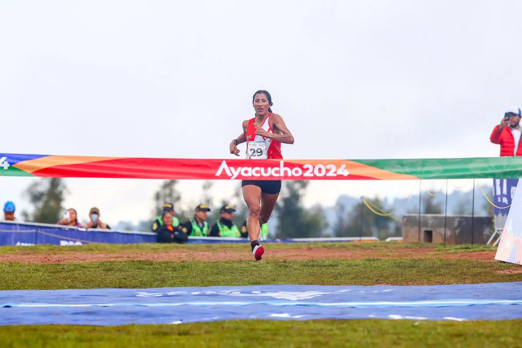 Las atletas peruanas Jovana de la Cruz y Gladys Tejada triunfaron en la carrera cross country de 8km de los Juegos Bolivarianos Bicentenario Ayacucho 2024, consiguiendo las medallas de oro y plata respectivamente en la histórica Pampa de Ayacucho. Foto: ANDINA/Eddy Ramos