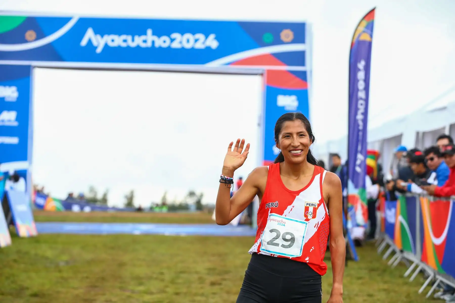 Las atletas peruanas Jovana de la Cruz y Gladys Tejada triunfaron en la carrera cross country de 8km de los Juegos Bolivarianos Bicentenario Ayacucho 2024, consiguiendo las medallas de oro y plata respectivamente en la histórica Pampa de Ayacucho. Foto: ANDINA/Eddy Ramos