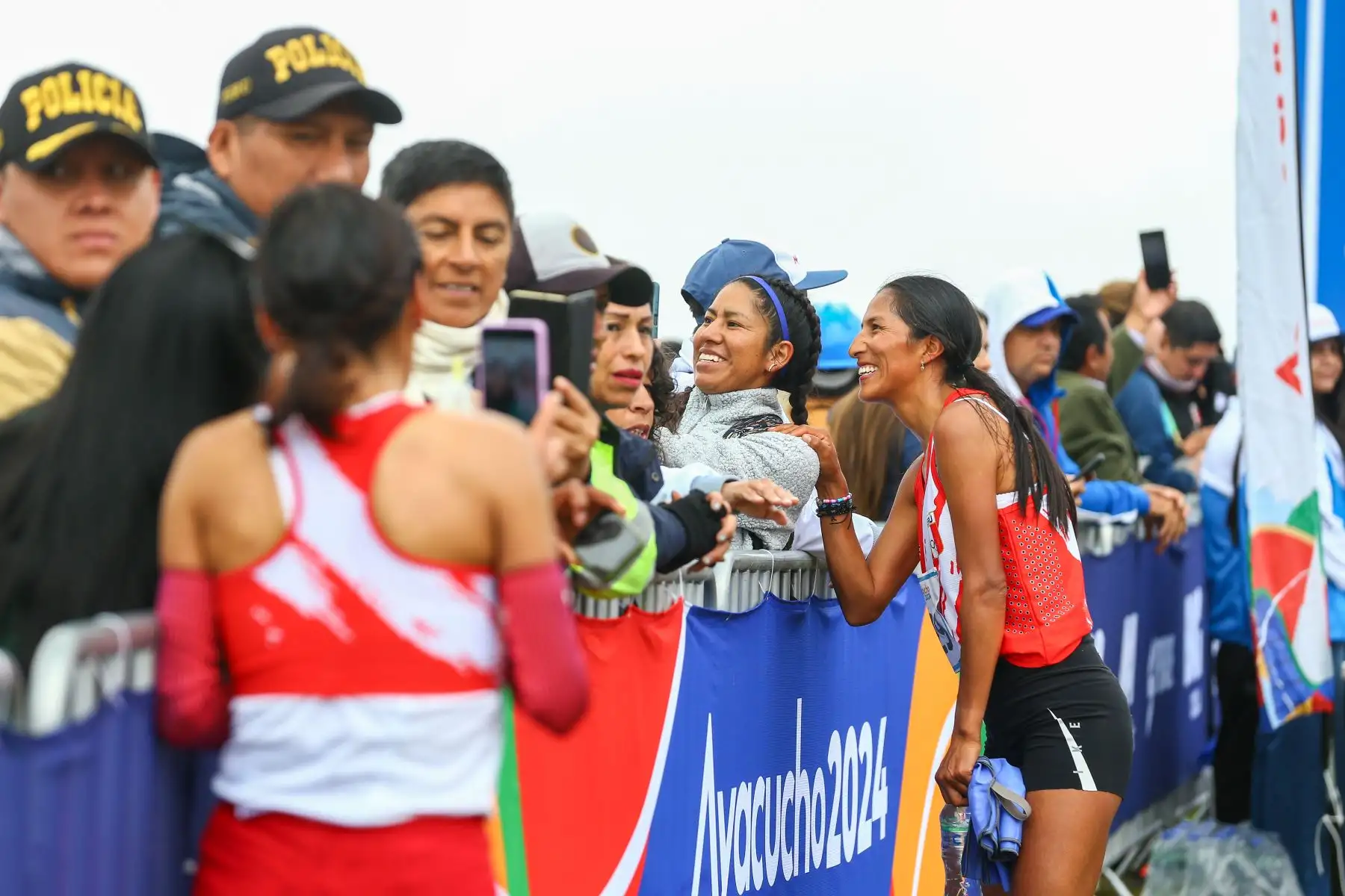 Las atletas peruanas Jovana de la Cruz y Gladys Tejada triunfaron en la carrera cross country de 8km de los Juegos Bolivarianos Bicentenario Ayacucho 2024, consiguiendo las medallas de oro y plata respectivamente en la histórica Pampa de Ayacucho. Foto: ANDINA/Eddy Ramos