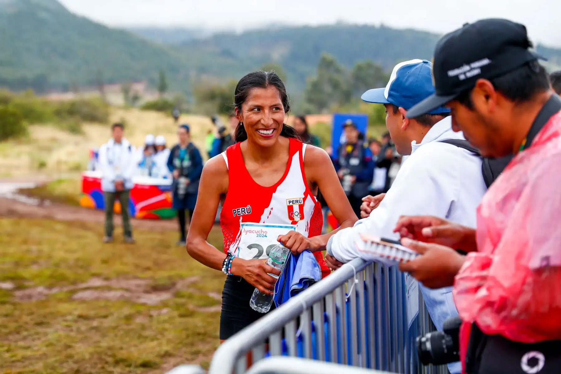 Las atletas peruanas Jovana de la Cruz y Gladys Tejada triunfaron en la carrera cross country de 8km de los Juegos Bolivarianos Bicentenario Ayacucho 2024, consiguiendo las medallas de oro y plata respectivamente en la histórica Pampa de Ayacucho. Foto: ANDINA/Daniel Bracamonte