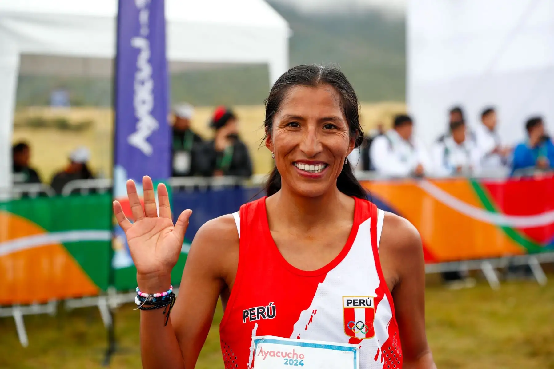 Las atletas peruanas Jovana de la Cruz y Gladys Tejada triunfaron en la carrera cross country de 8km de los Juegos Bolivarianos Bicentenario Ayacucho 2024, consiguiendo las medallas de oro y plata respectivamente en la histórica Pampa de Ayacucho. Foto: ANDINA/Daniel Bracamonte