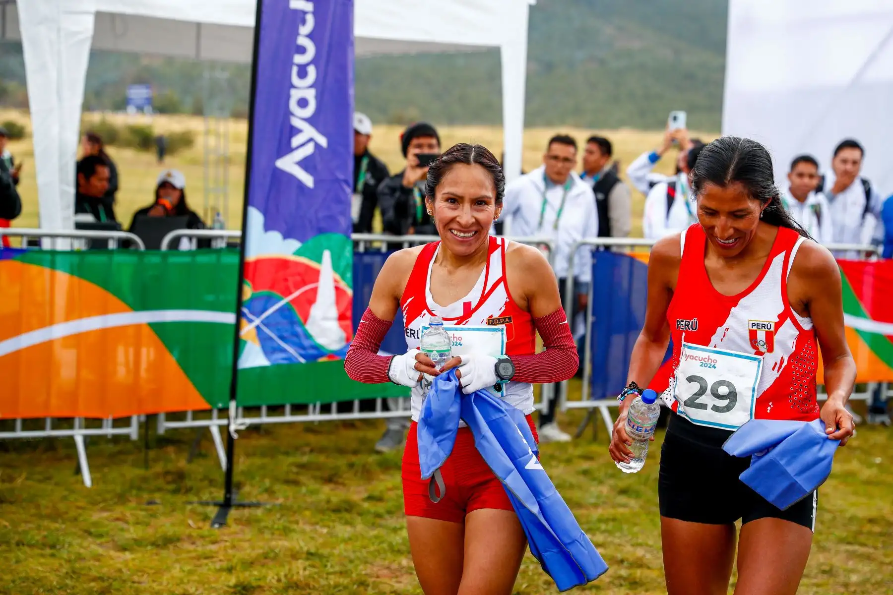 Las atletas peruanas Jovana de la Cruz y Gladys Tejada triunfaron en la carrera cross country de 8km de los Juegos Bolivarianos Bicentenario Ayacucho 2024, consiguiendo las medallas de oro y plata respectivamente en la histórica Pampa de Ayacucho. Foto: ANDINA/Daniel Bracamonte
