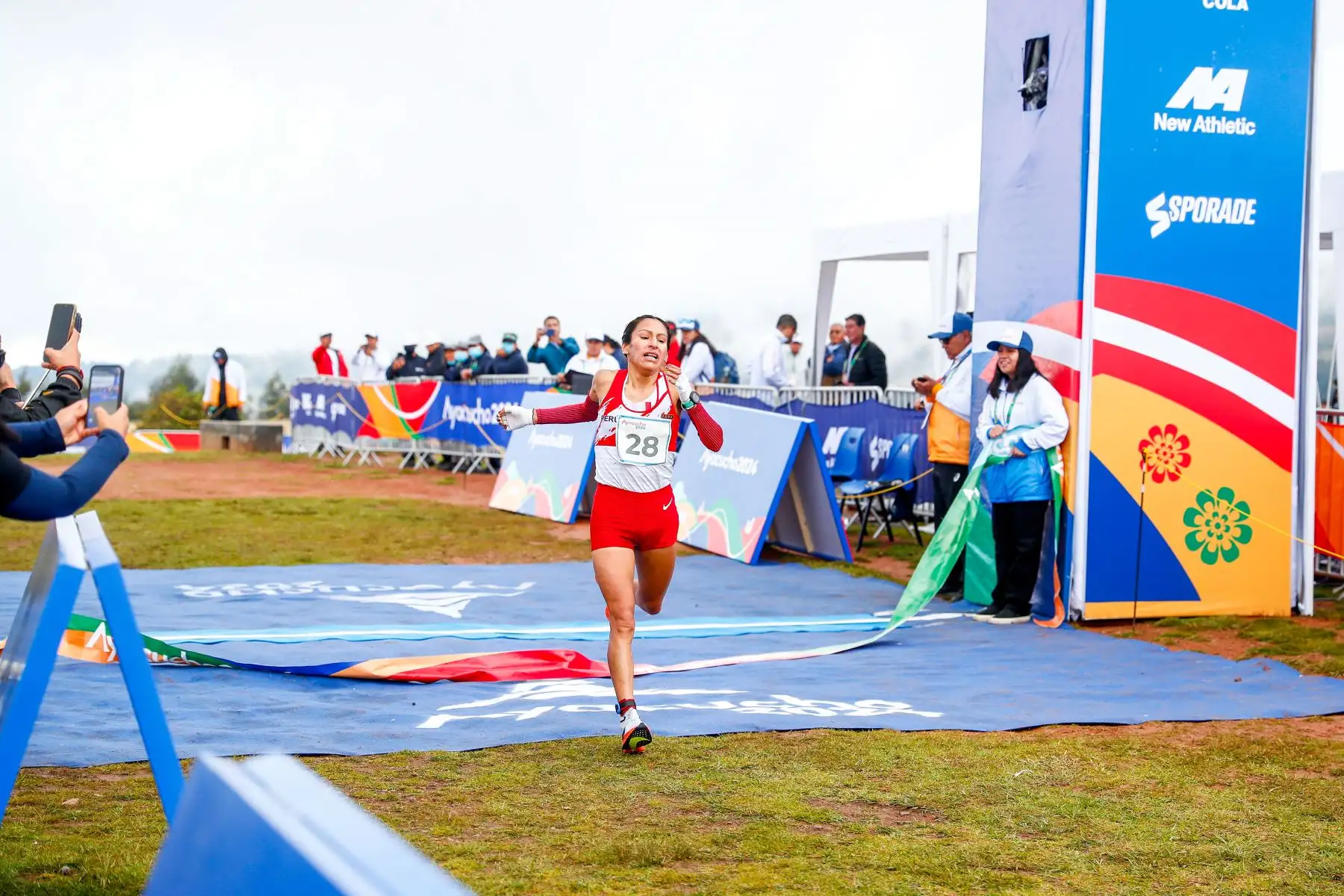 Las atletas peruanas Jovana de la Cruz y Gladys Tejada triunfaron en la carrera cross country de 8km de los Juegos Bolivarianos Bicentenario Ayacucho 2024, consiguiendo las medallas de oro y plata respectivamente en la histórica Pampa de Ayacucho. Foto: ANDINA/Daniel Bracamonte