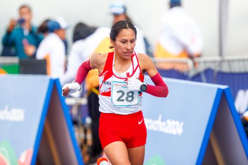 Las atletas peruanas Jovana de la Cruz y Gladys Tejada triunfaron en la carrera cross country de 8km de los Juegos Bolivarianos Bicentenario Ayacucho 2024, consiguiendo las medallas de oro y plata respectivamente en la histórica Pampa de Ayacucho. Foto: ANDINA/Daniel Bracamonte