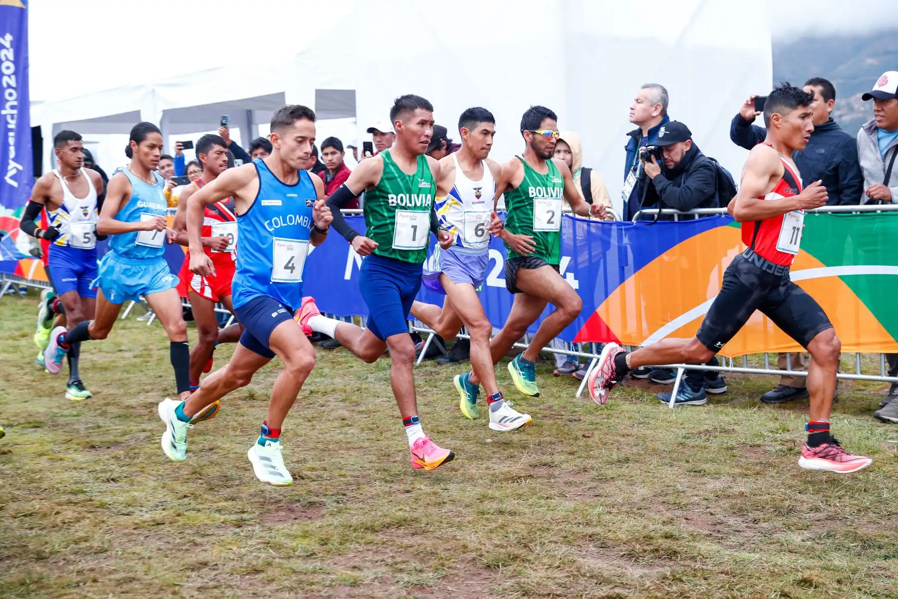 En la emblemática e histórica Pampa de Ayacucho se realizó la carrera cross country de 10k de los Juegos Bolivarianos Bicentenario Ayacucho 2024, en la que los atletas peruanos Walter Nina y José Luis Rodríguez consiguieron las medallas de oro y plata respectivamente. Foto: ANDINA/Daniel Bracamonte