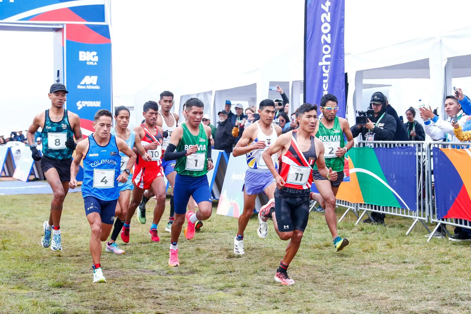 En la emblemática e histórica Pampa de Ayacucho se realizó la carrera cross country de 10k de los Juegos Bolivarianos Bicentenario Ayacucho 2024, en la que los atletas peruanos Walter Nina y José Luis Rodríguez consiguieron las medallas de oro y plata respectivamente. Foto: ANDINA/Daniel Bracamonte