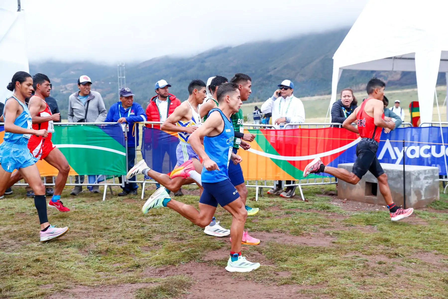 En la emblemática e histórica Pampa de Ayacucho se realizó la carrera cross country de 10k de los Juegos Bolivarianos Bicentenario Ayacucho 2024, en la que los atletas peruanos Walter Nina y José Luis Rodríguez consiguieron las medallas de oro y plata respectivamente. Foto: ANDINA/Daniel Bracamonte