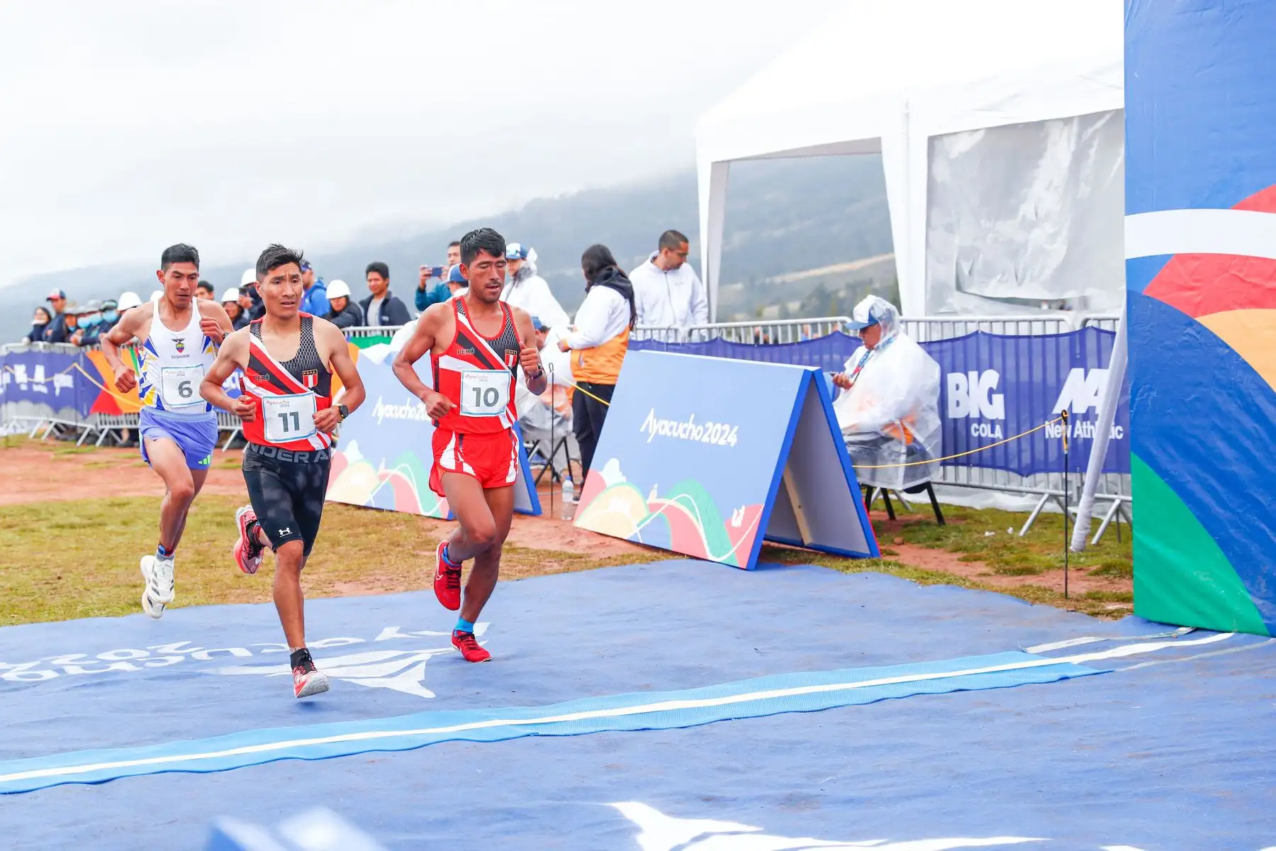 En la emblemática e histórica Pampa de Ayacucho se realizó la carrera cross country de 10k de los Juegos Bolivarianos Bicentenario Ayacucho 2024, en la que los atletas peruanos Walter Nina y José Luis Rodríguez consiguieron las medallas de oro y plata respectivamente. Foto: ANDINA/Daniel Bracamonte