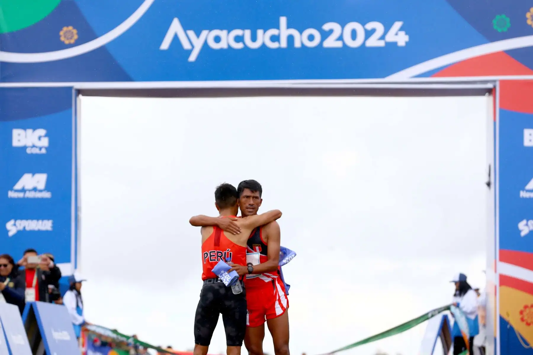 En la emblemática e histórica Pampa de Ayacucho se realizó la carrera cross country de 10k de los Juegos Bolivarianos Bicentenario Ayacucho 2024, en la que los atletas peruanos Walter Nina y José Luis Rodríguez consiguieron las medallas de oro y plata respectivamente. Foto: ANDINA/Eddy Ramos