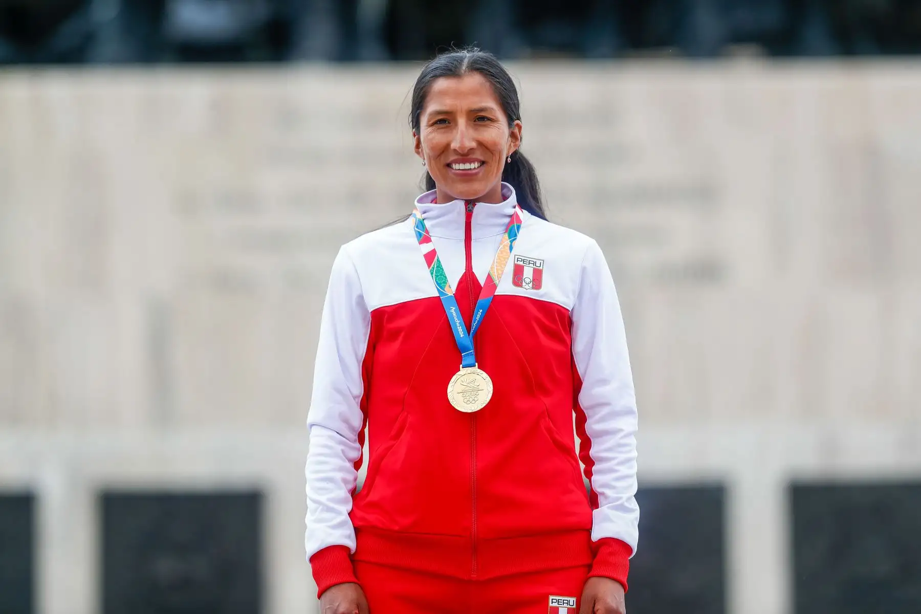 Ceremonia oficial de premiacion a las atletas peruanas Jovana de la Cruz y Gladys Tejeda, quienes consiguieron las medallas de oro y plata respectivamente en la carrera cross country femenina de 8km de los Juegos Bolivarianos Bicentenario Ayacucho 2024, que se realizó en la Pampa de la Quinua. Foto: ANDINA/Daniel Bracamonte