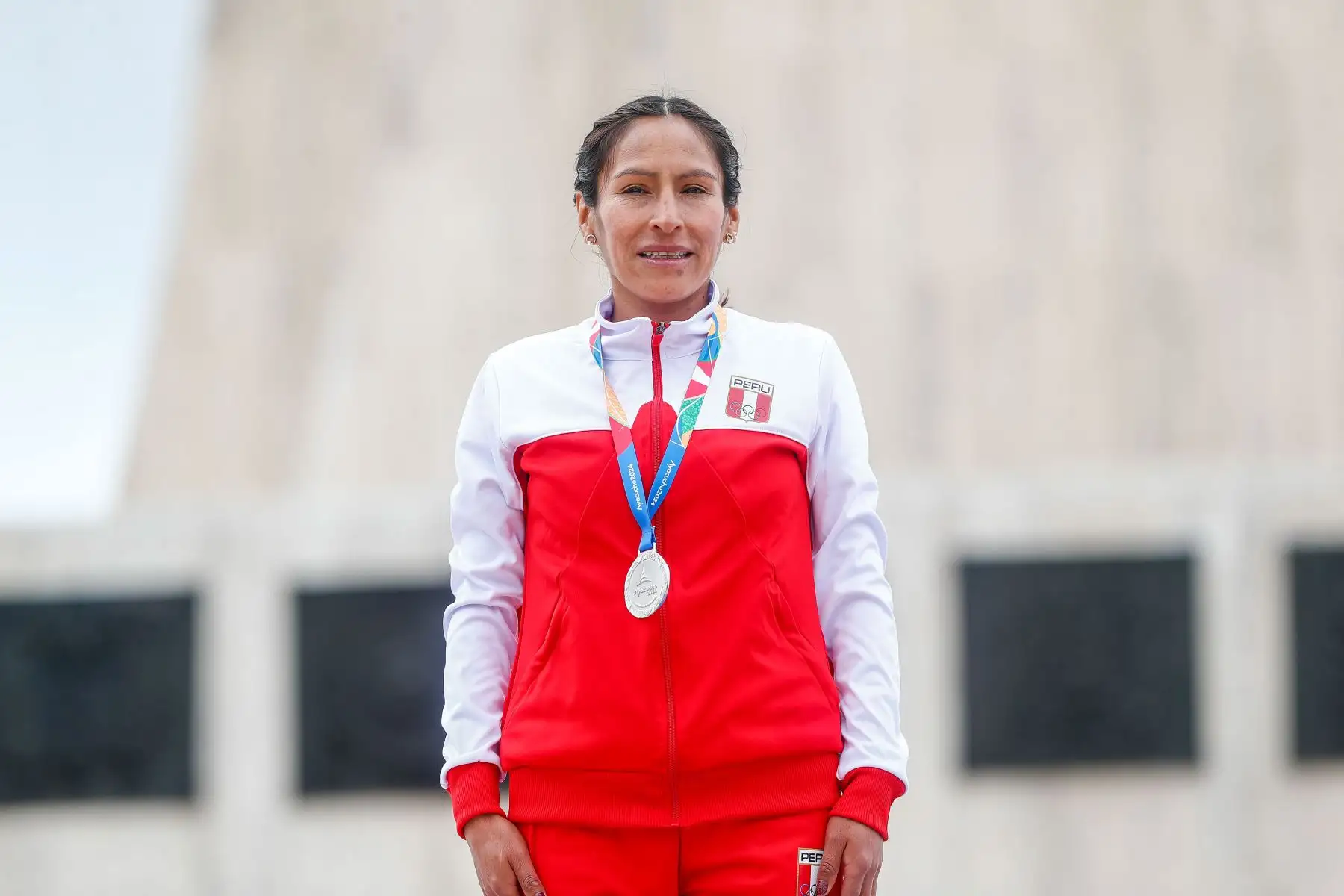 Ceremonia oficial de premiacion a las atletas peruanas Jovana de la Cruz y Gladys Tejeda, quienes consiguieron las medallas de oro y plata respectivamente en la carrera cross country femenina de 8km de los Juegos Bolivarianos Bicentenario Ayacucho 2024, que se realizó en la Pampa de la Quinua. Foto: ANDINA/Daniel Bracamonte